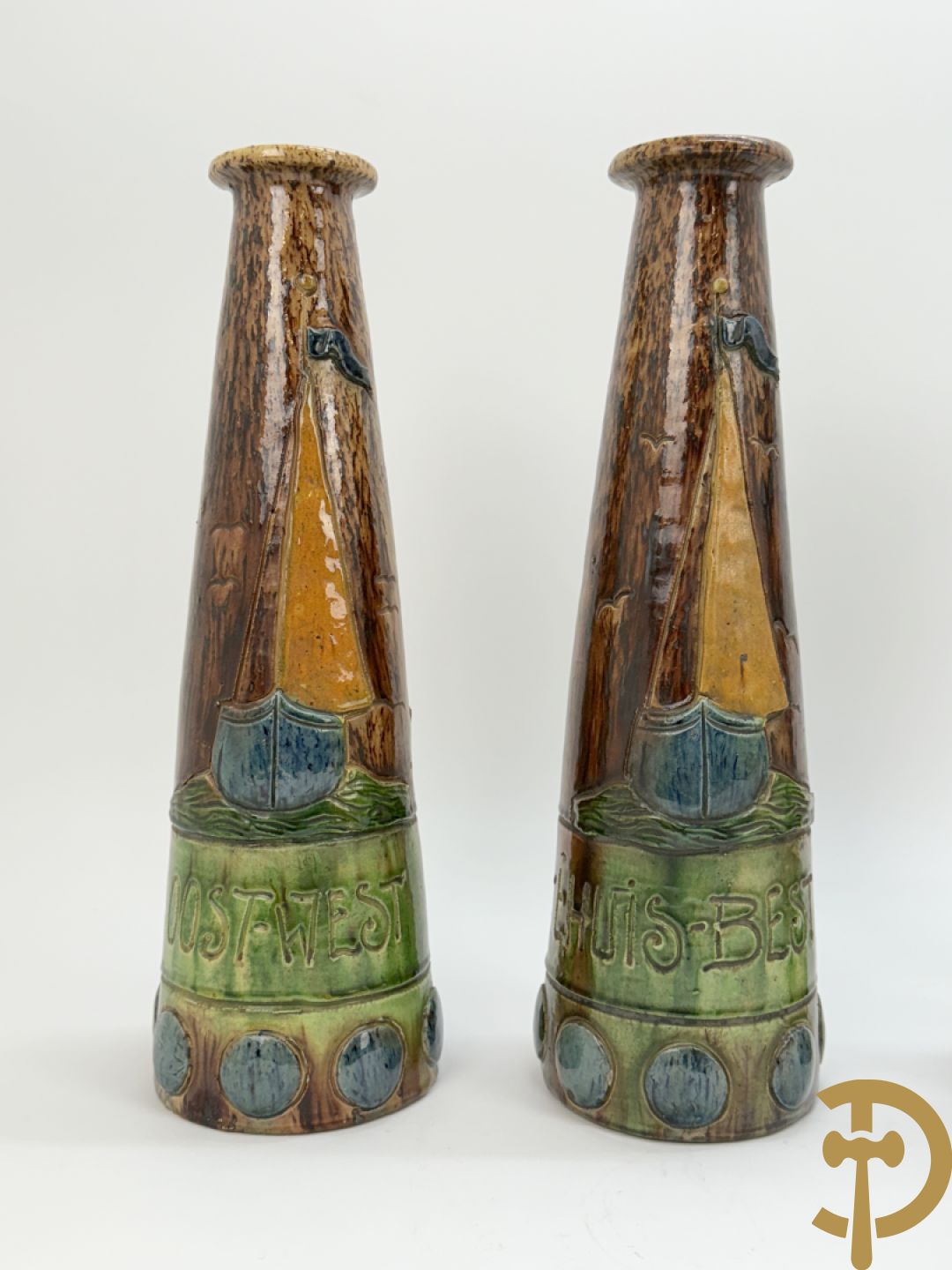 Paar Vlaamse aardewerken vazen met zeilboten 