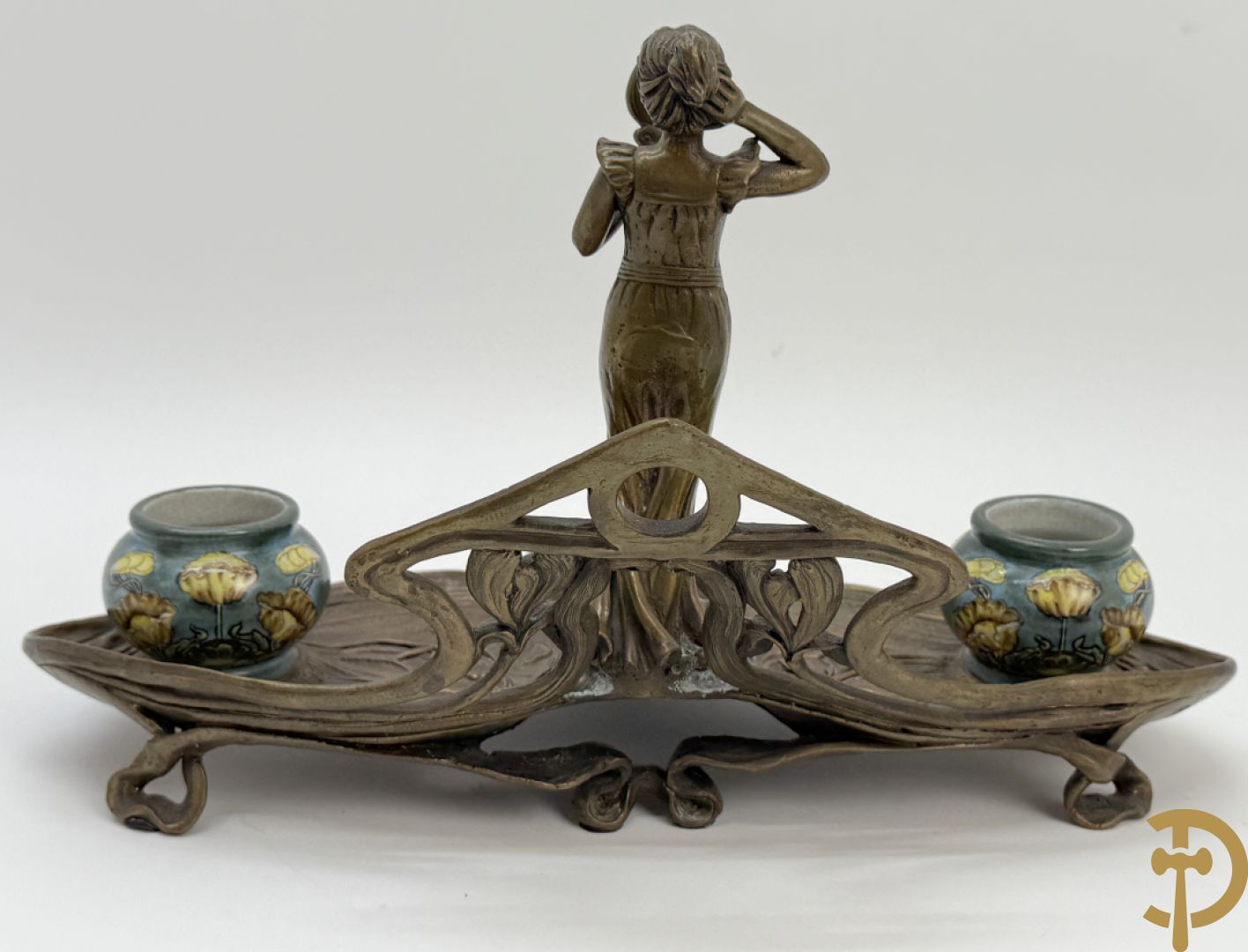 Bronzen inktstel bezet met staande dame met opmaakspiegel en zijdelings met 2 encriers, Art Nouveau stijl