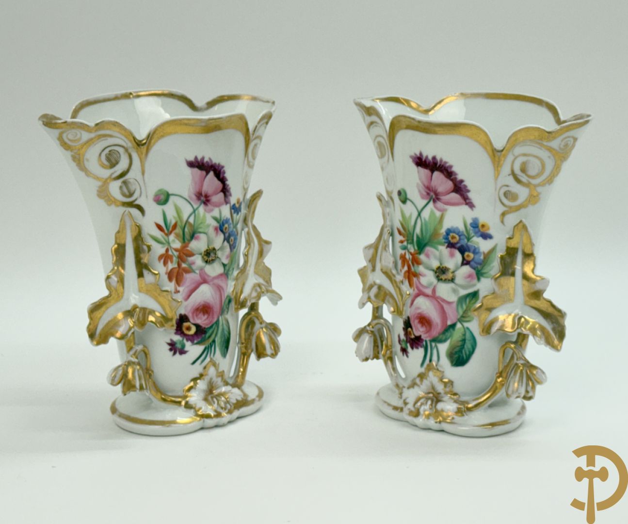Paar porseleinen Vieux Paris vazen met bloementaferelen