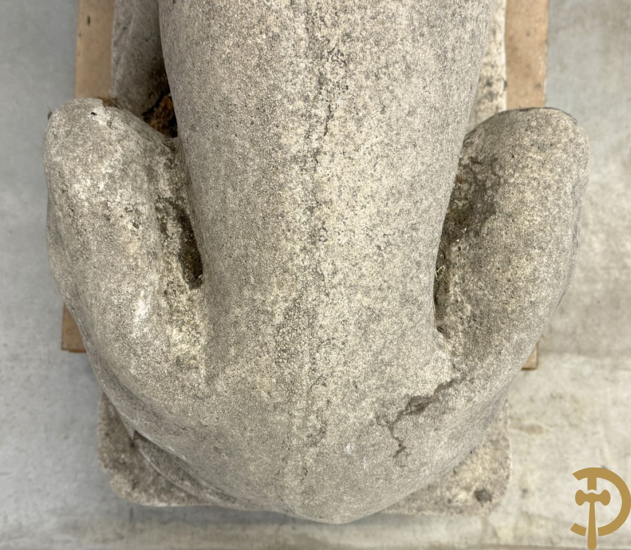 Paar betonnen tuinbeelden van leeuwen