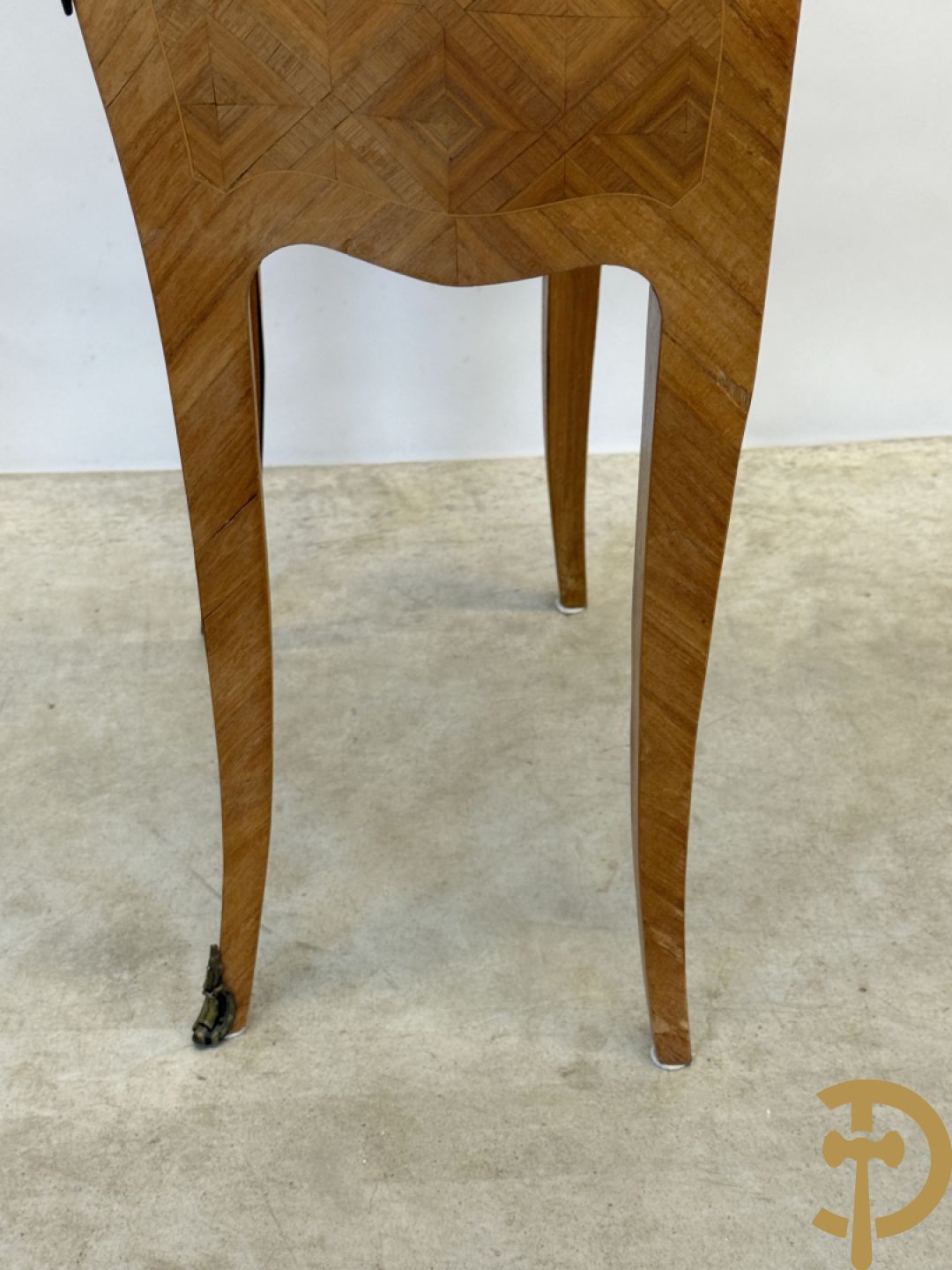 Paar notelaren bijzetkastjes met 2 lades en bezet met bronsbeslag, bovenaan met marmeren blad, op voluutvormige poten