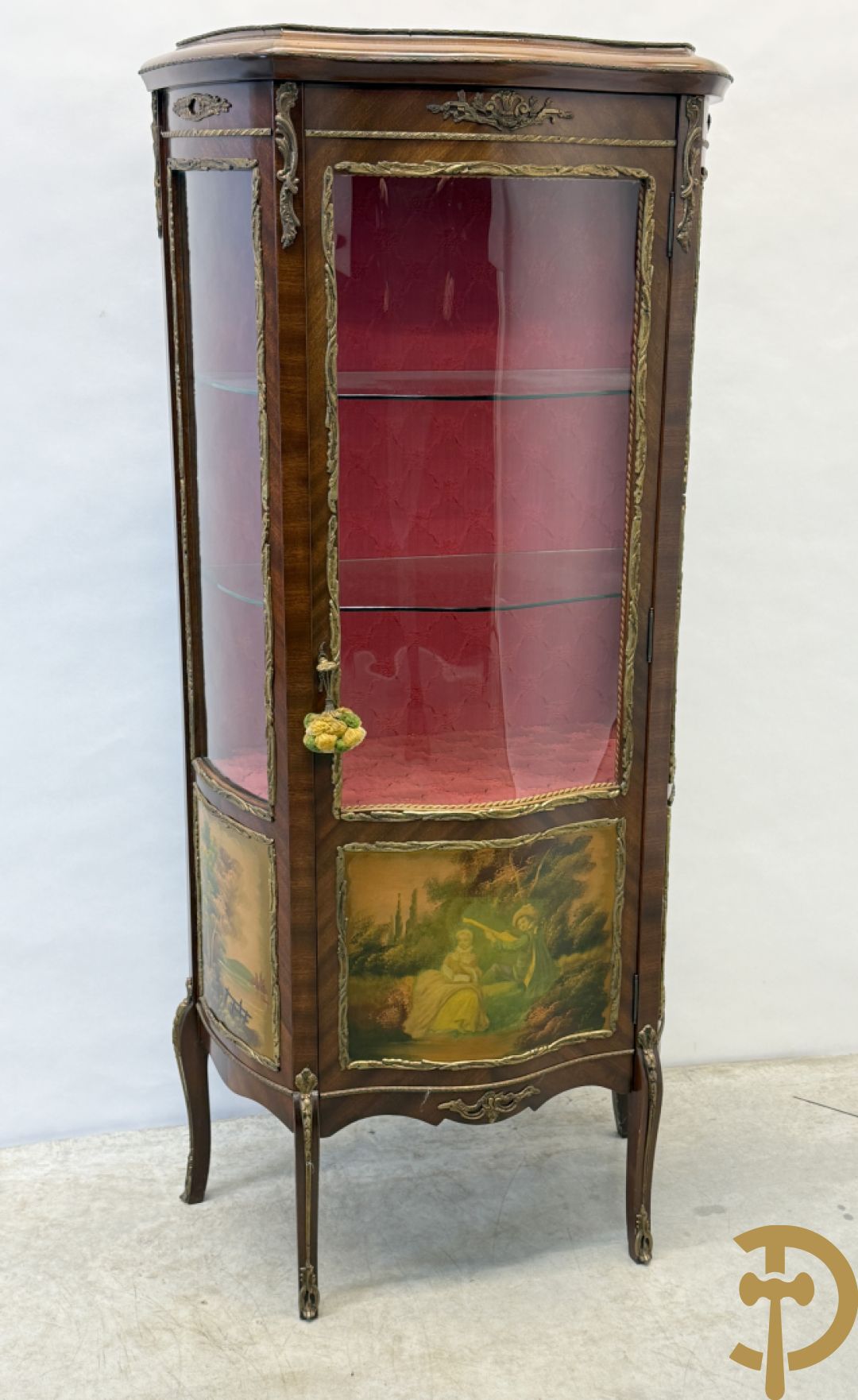 Notelaren gebombeerde Louis XV vitrine met handbeschilderde romantische taferelen en bezet met bronsbeslag