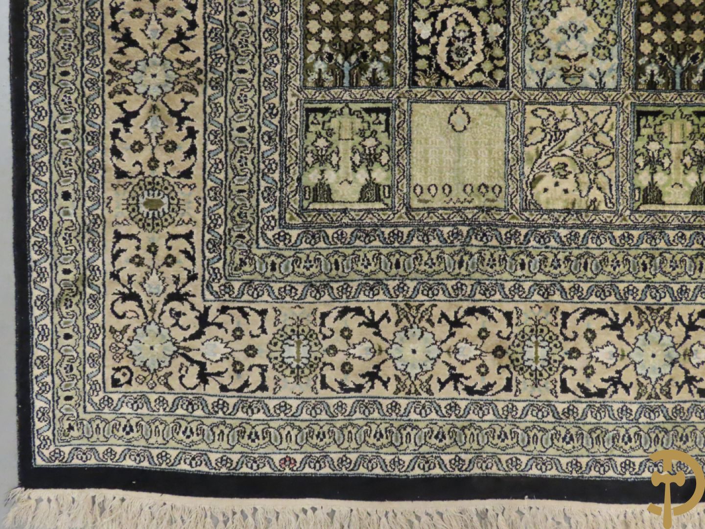 Oosters handgeknoopt tapijt zijde op katoen met patronen