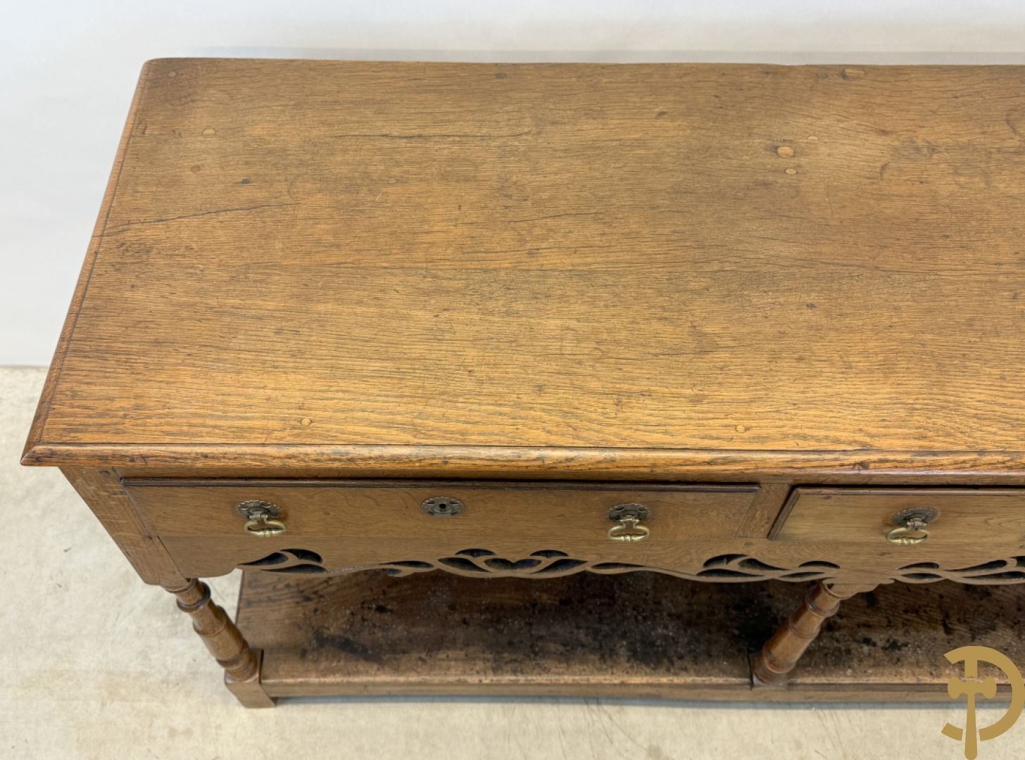 Engelse eiken sideboard met 3 lades op ballustervormige poten