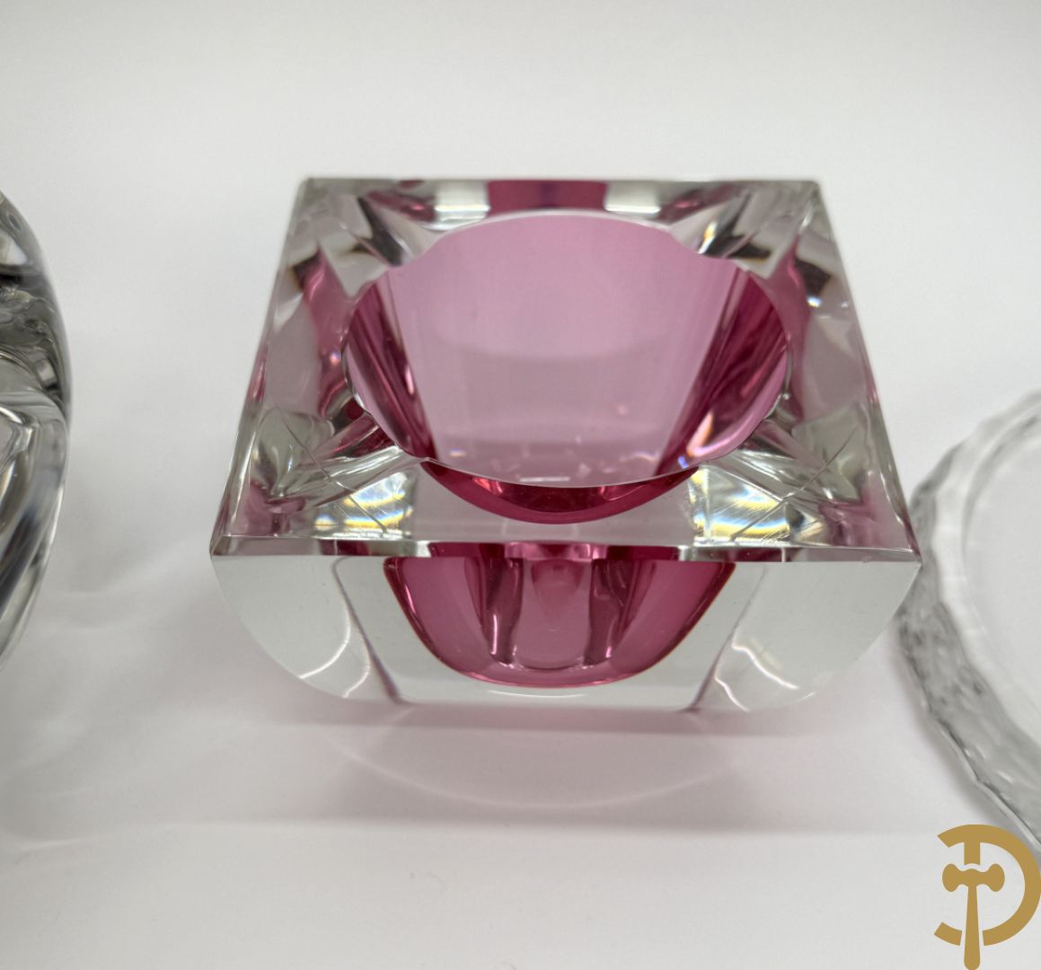 Twee x zes onderzetschaaltjes voor glazen + onderzetschaal voor fles + 4 Val-Saint-Lambert asbakken + blauwe geperste coupe Val-Saint-Lambert met vogeldecor + asbak Daum Nancy