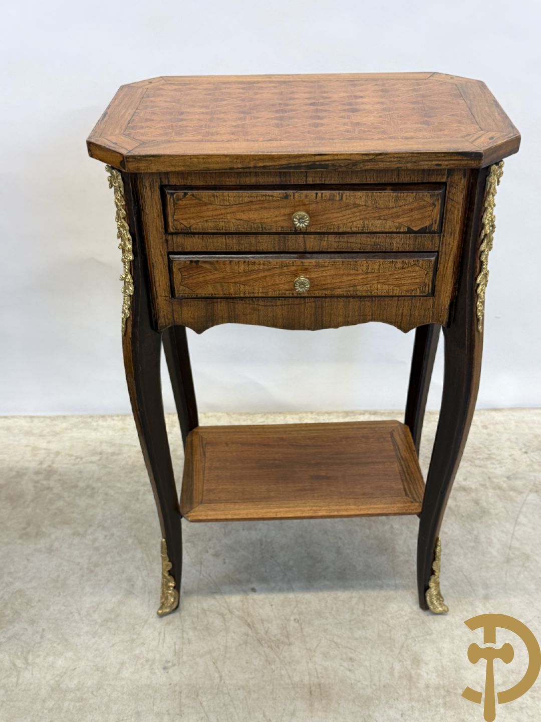 Paar notelaren bijzettafels met 2 lades en étagère, bovenaan met geparketteerd blad