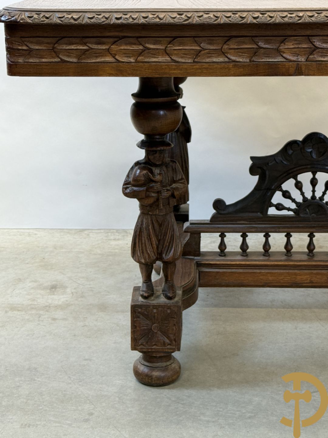 Massief eiken Bretoense eetkamer bestaande uit buffet met 3 deuren boven, 2 deuren onder, lades midden en gesculpteerde geanimeerde scènes + desserte + uittrekbare tafel + 6 stoelen + extra allonge