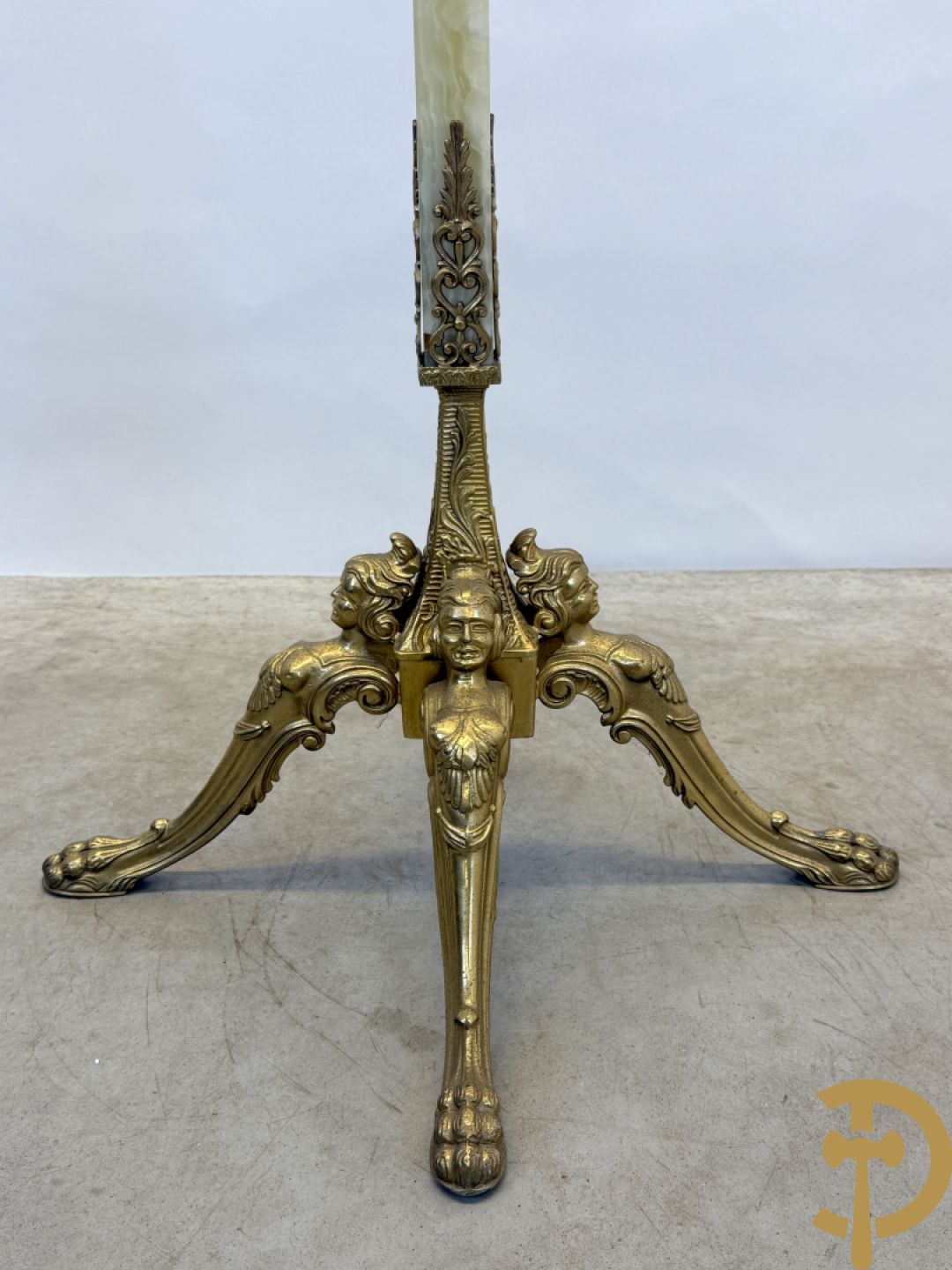 Staande kapstok met onix en bronzen ornamenten