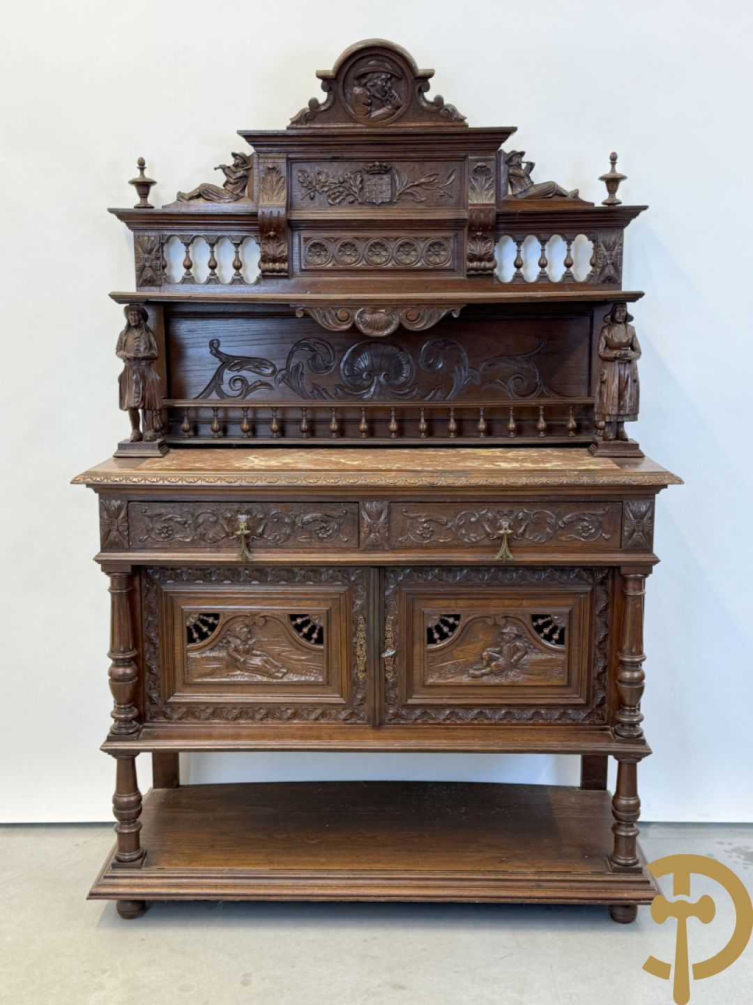 Massief eiken Bretoense eetkamer bestaande uit buffet met 3 deuren boven, 2 deuren onder, lades midden en gesculpteerde geanimeerde scènes + desserte + uittrekbare tafel + 6 stoelen + extra allonge