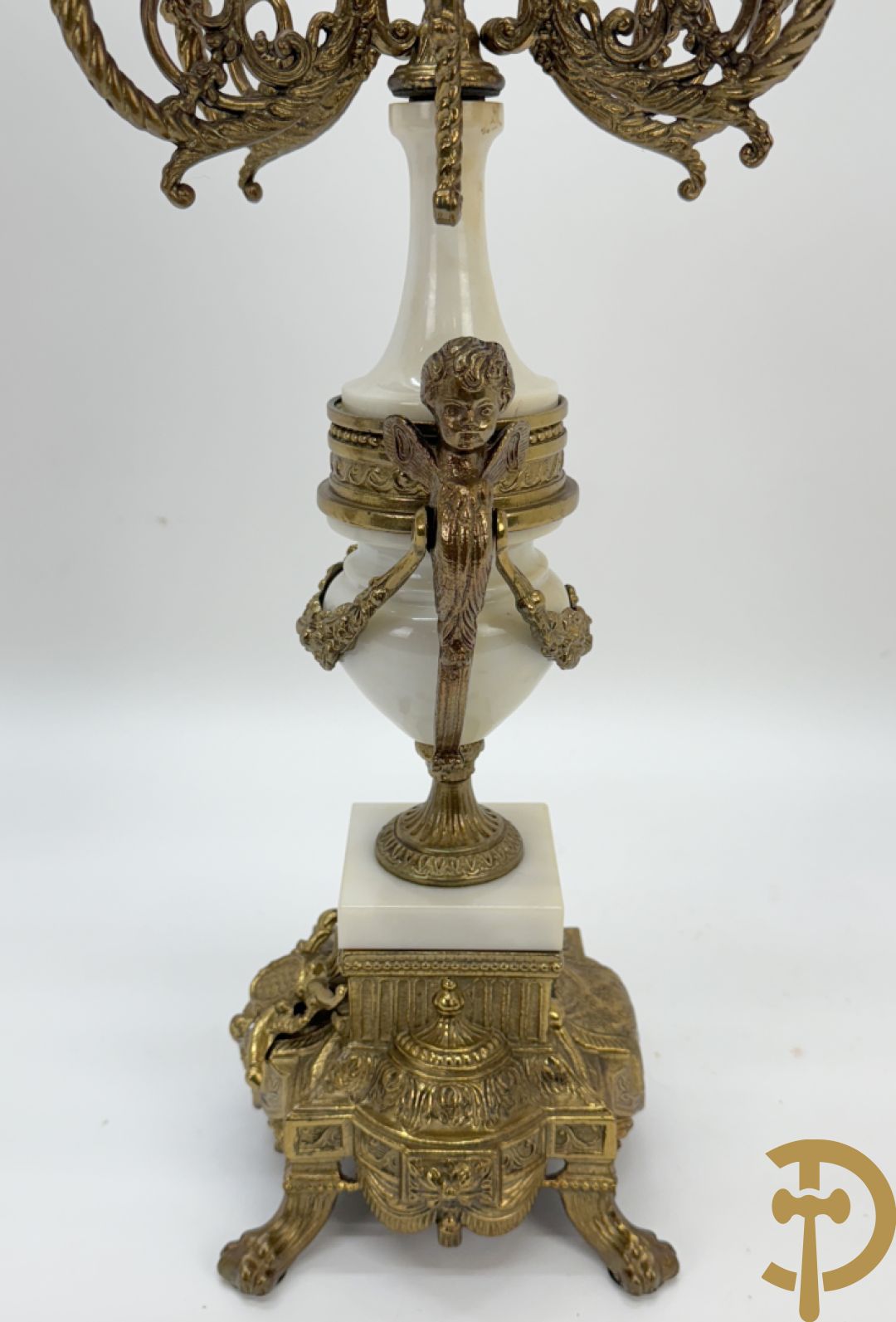 Driedelige koperen garnituur, centraal met harp geflankeerd door paar cupido