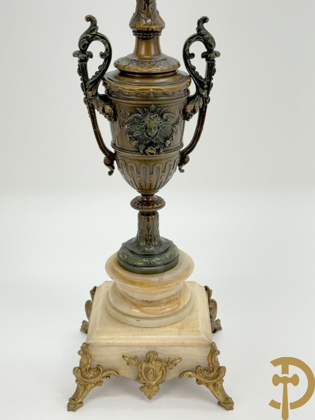 Driedelige zamak garnituur bestaande uit pendule met cupido en dame geflankeerd door paar vijfarmige kandelaars, Bruchon getekend