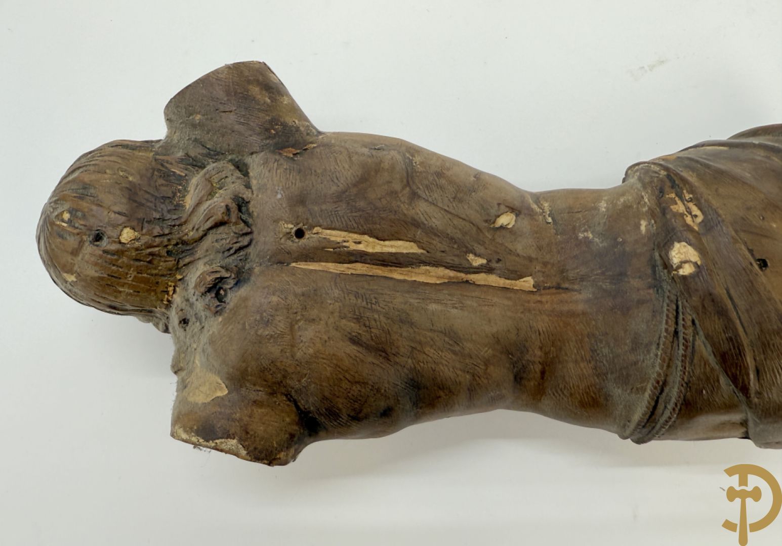 Twee houtgesculpteerde en gepolychromeerde corpussen