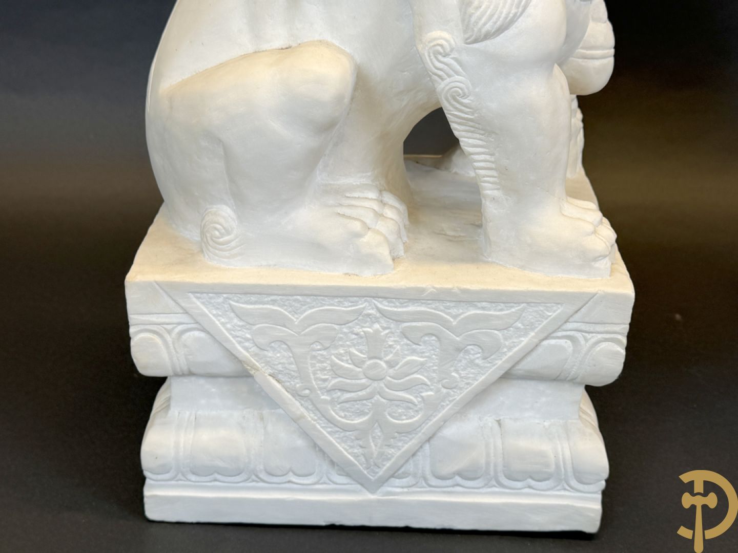 Paar handgesculpteerde marmeren fo-honden