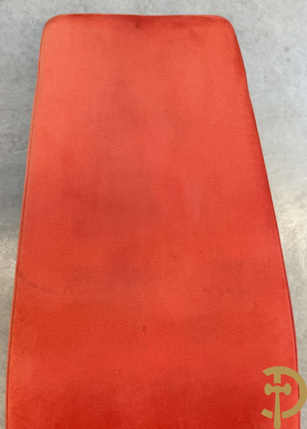 Design ligzetel in rode stof op chromé onderstel, Jongform