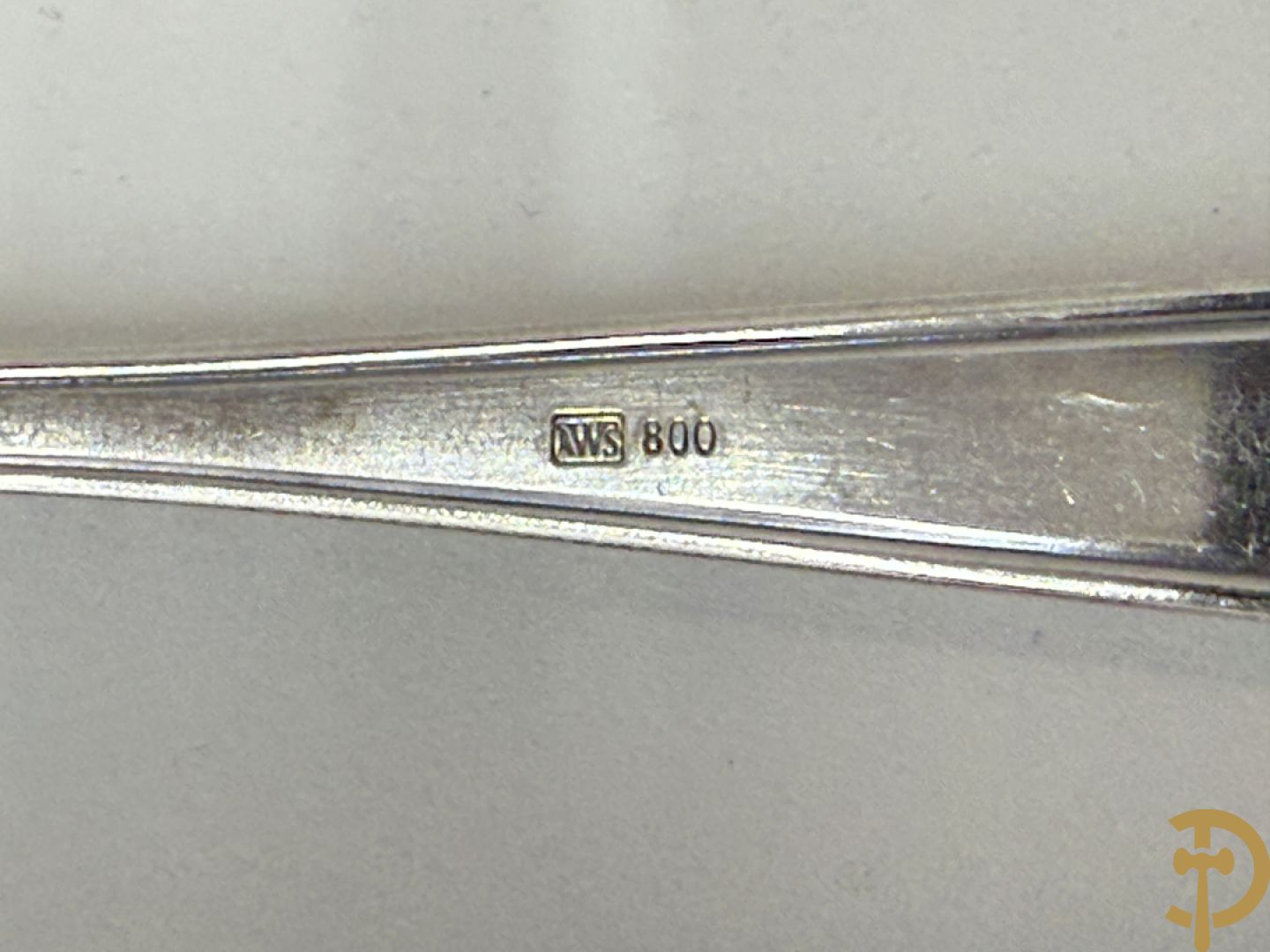 Massief zilveren bestek in koffer, gemerkt AWS 800, bestaande uit 12 vorken, 12 lepels, 12 messen, 12 dessertvorken, 12 dessertlepels, 12 dessertmessen, 12 koffielepels en 12 taartvorkjes + 12 verzilverde  visvorken en vismessen gemerkt Wello + verzilverde soepscheplepel gemerkt Wellner 90