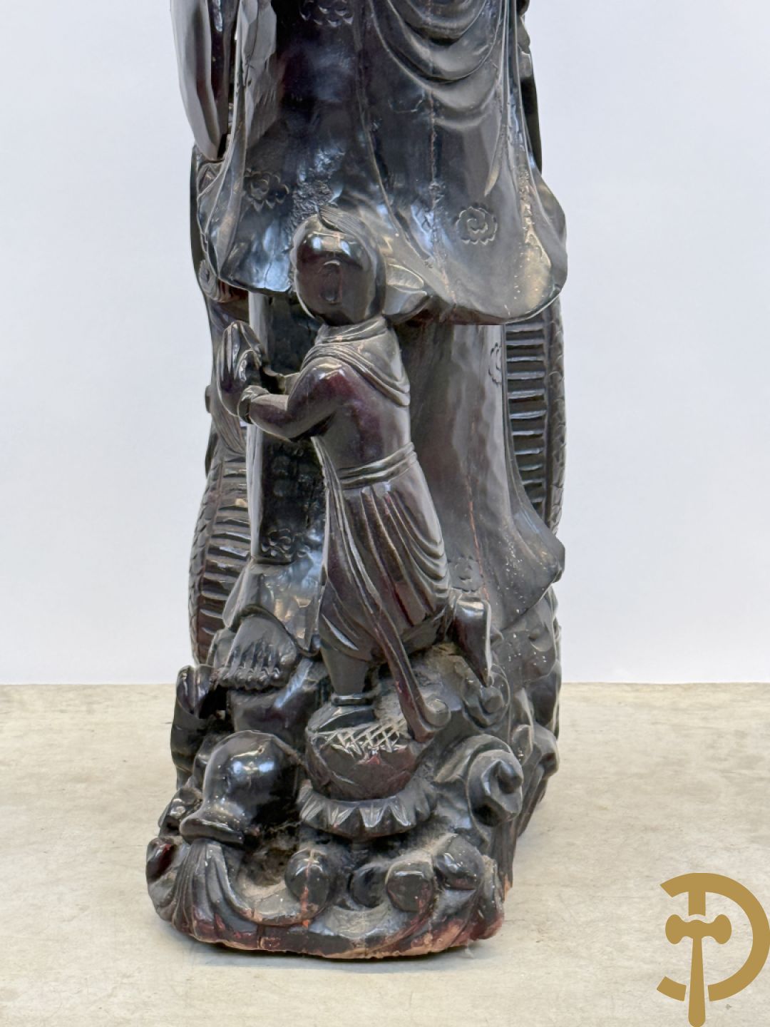 Aziatische houtsculptuur van Guanying met lotusbloem en drakenfiguur aan de voet