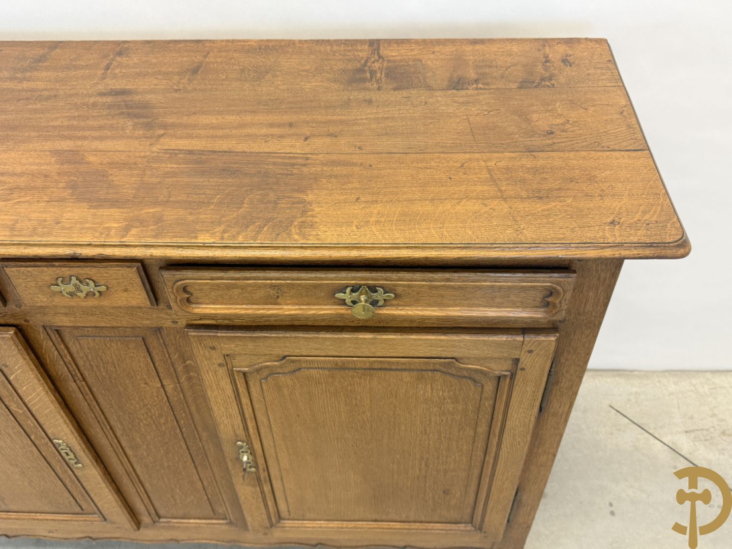 Vlaamse eiken tweedeursdresse met 3 lades en afgestoken panelen