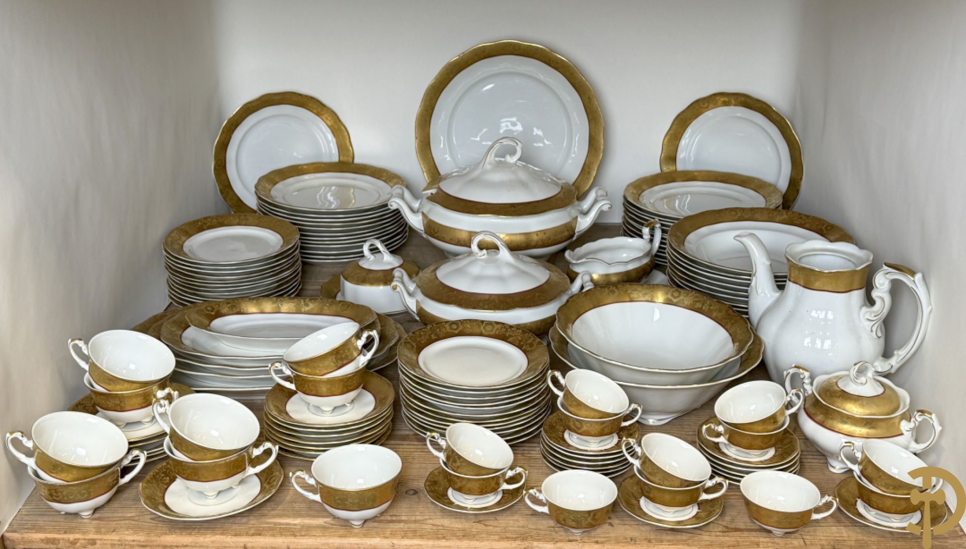 Verguld porseleinen servies met bloemenmotieven