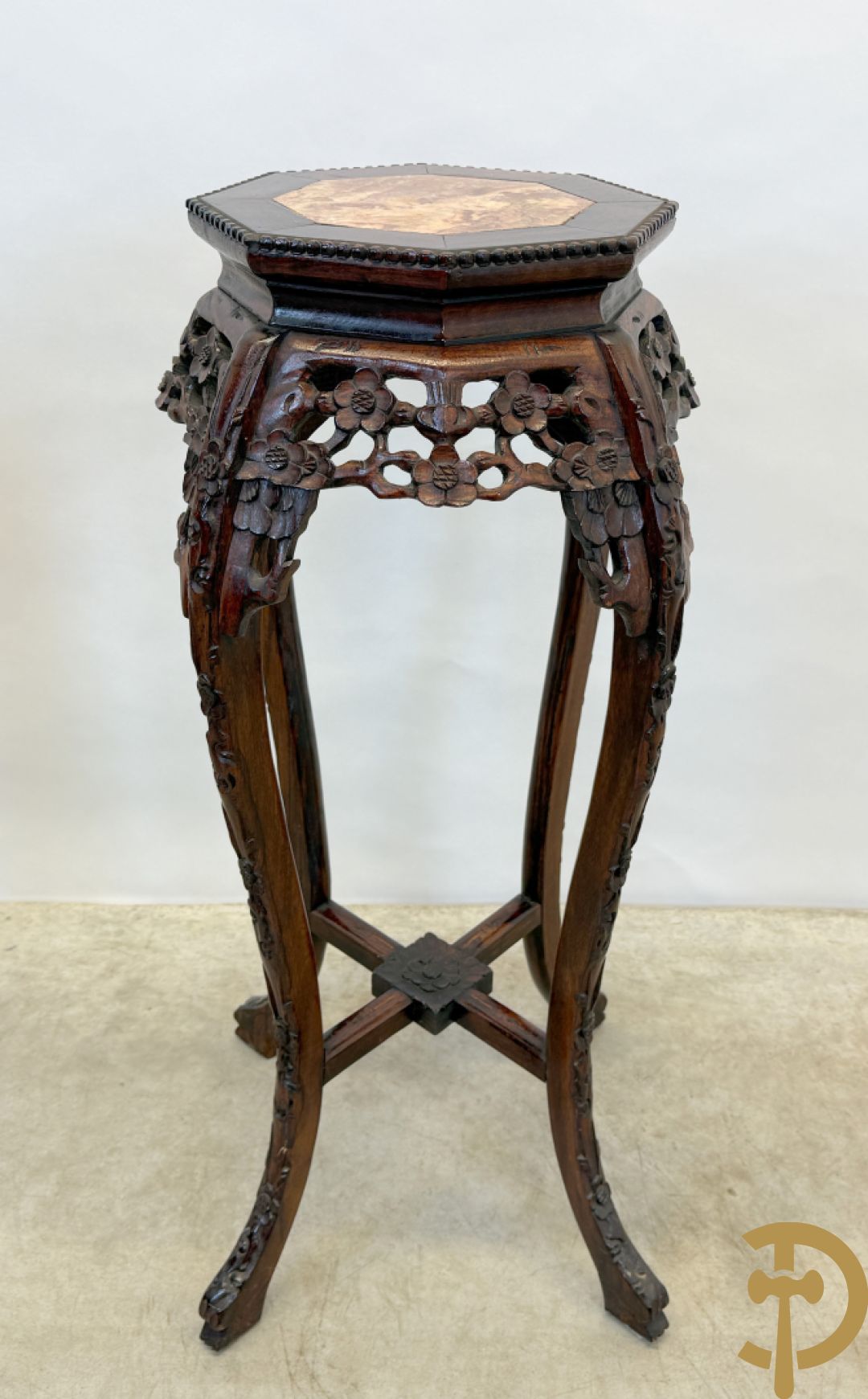 Paar hoge achthoekige Chinese sokkels met bloemensculptuur