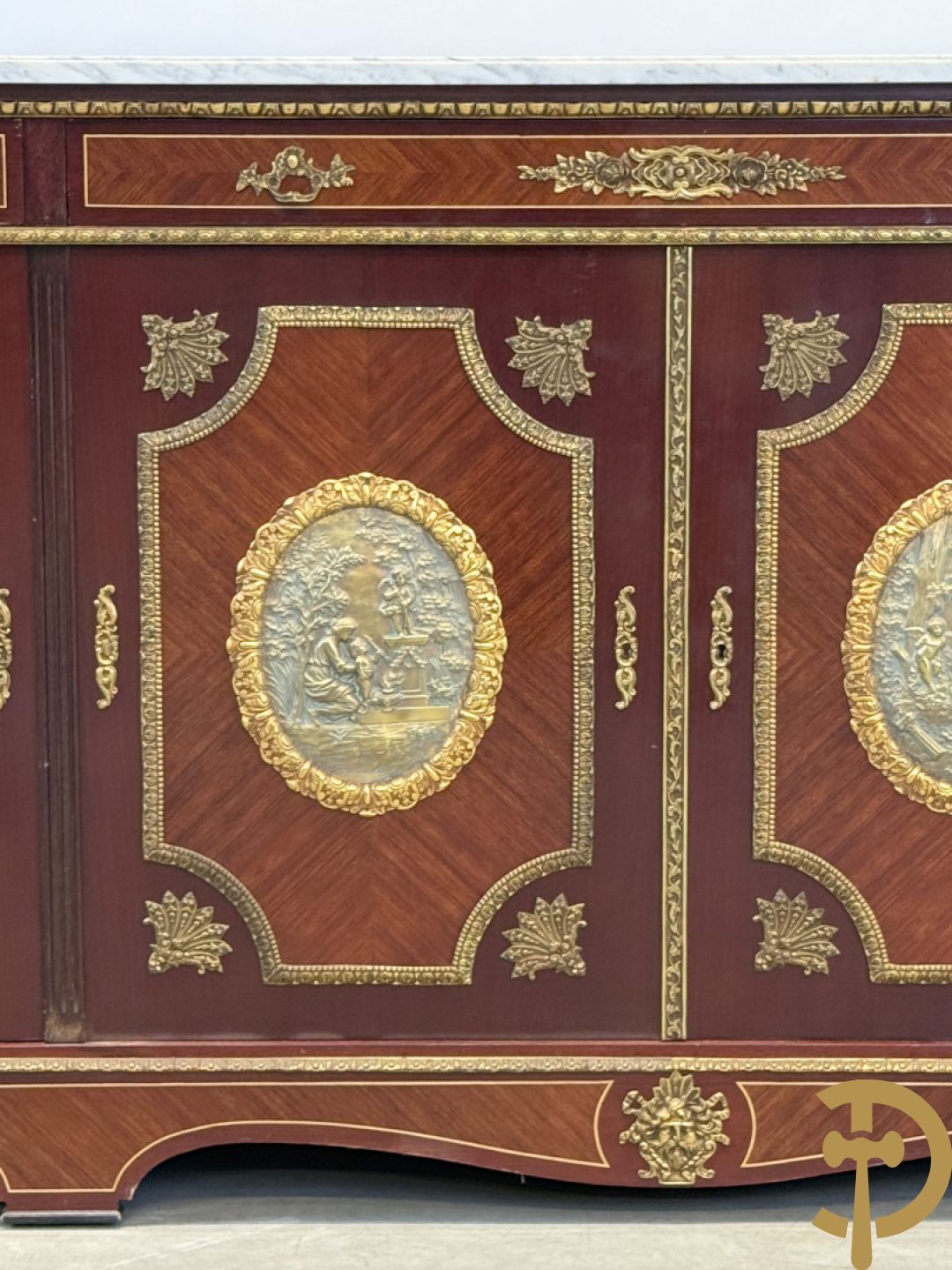 Notelaren vierdeursdressoir met 3 laden, gemarketteerde bloementaferelen en ovale bronzen plakkettes - zijdelings met damesfiguren - bovenaan met wit marmeren blad