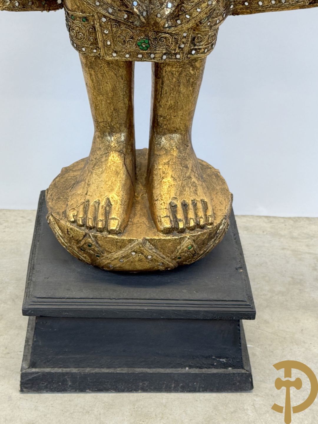 Vergulde houtgesculpteerde staande boedha bezet met spiegeltjes, op sokkel