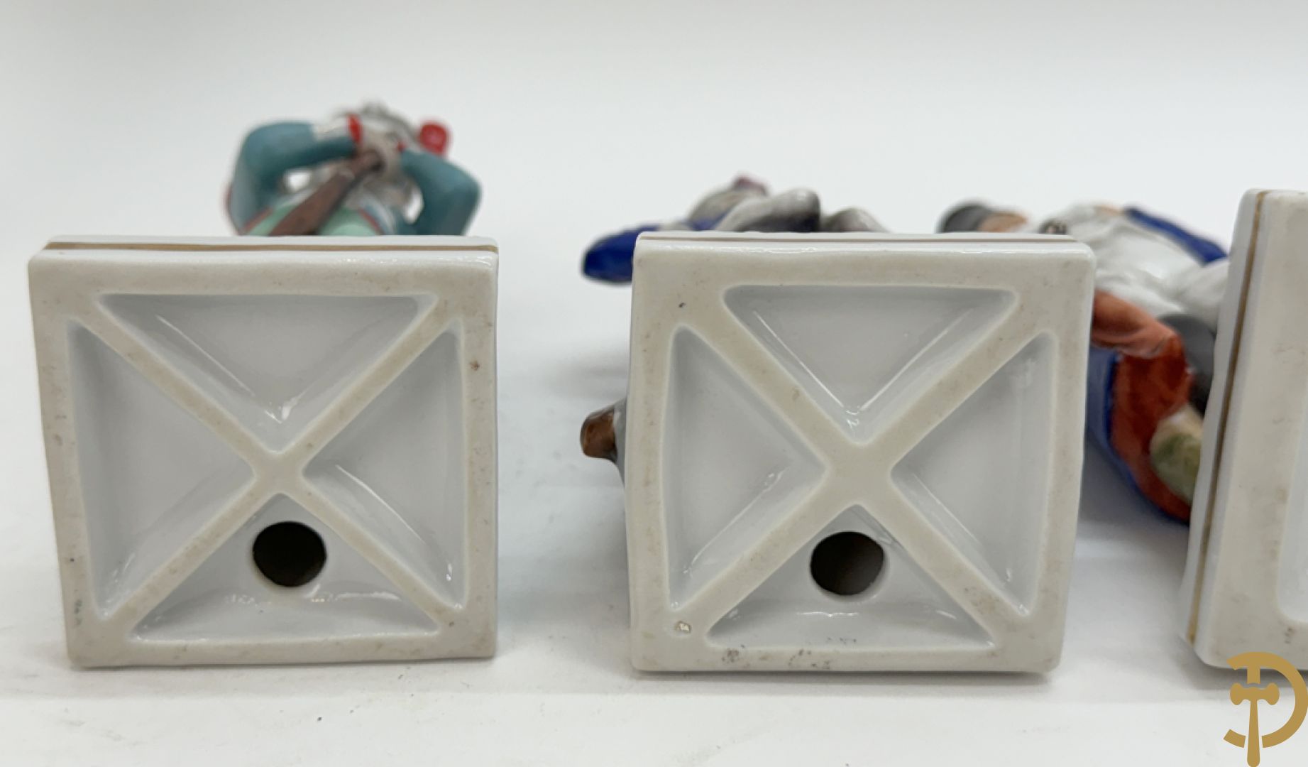 Porseleinen Napoleonistische figuren w.o. Napoleon te paard, 2 officieren, staande Napoleon en 4 kleine figuren