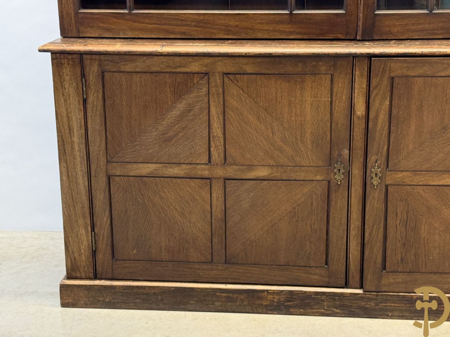 Grote kast met tweedeursvitrine bovenaan en beneden met 2 gesloten deuren - combinatie van eik, mahonie en notelaar