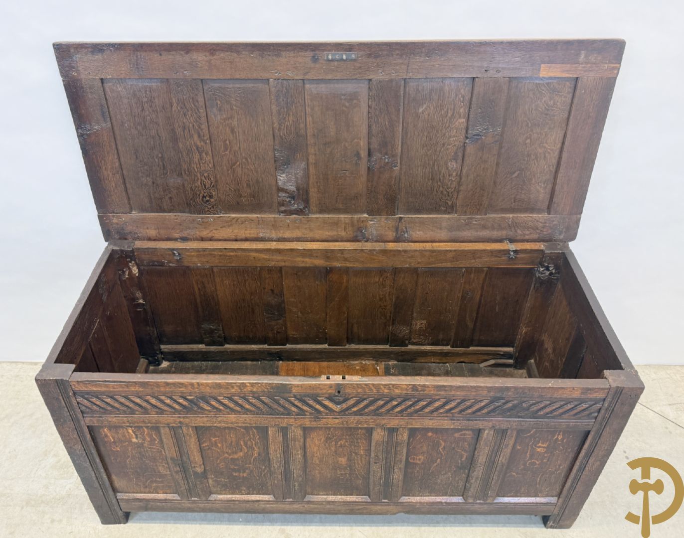 Massief eiken Engelse panelenkoffer, 18e