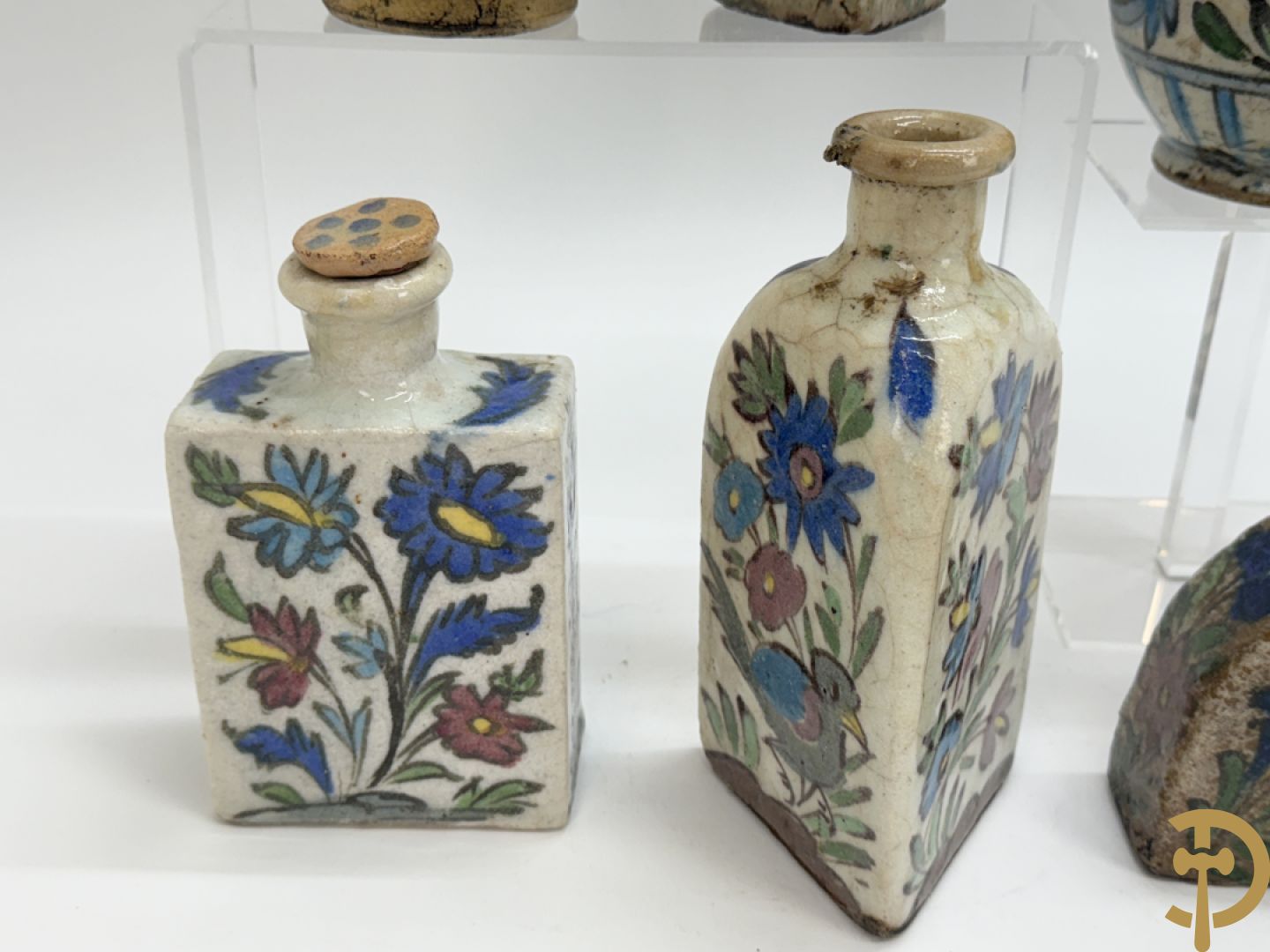 10 meerkleurige geglazuurde keramieken flesjes met decor van bloemen-en dierenmotieven, Iznik