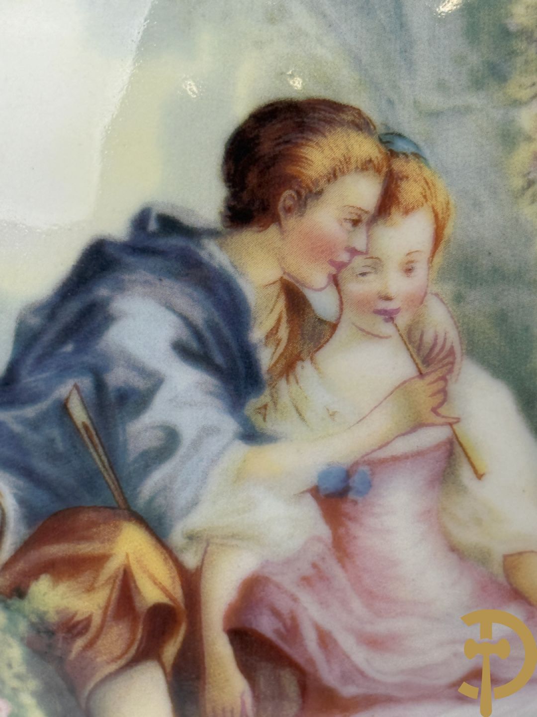 Paar porseleinen Sèvres stijl dekselpotiches met dubbel bedrukt romantisch decor en bezet met bronzen ornamenten