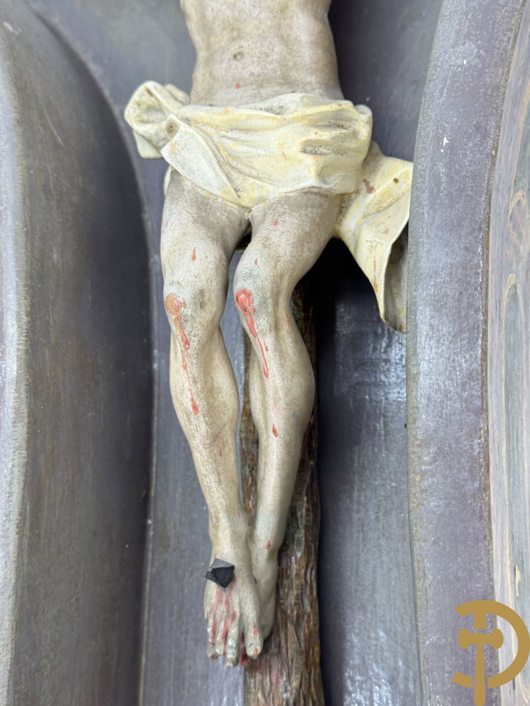 Houtgesculpteerde en gepolychromeerde Christus aan het kruis in openklapbaar gespolychromeerd kastje