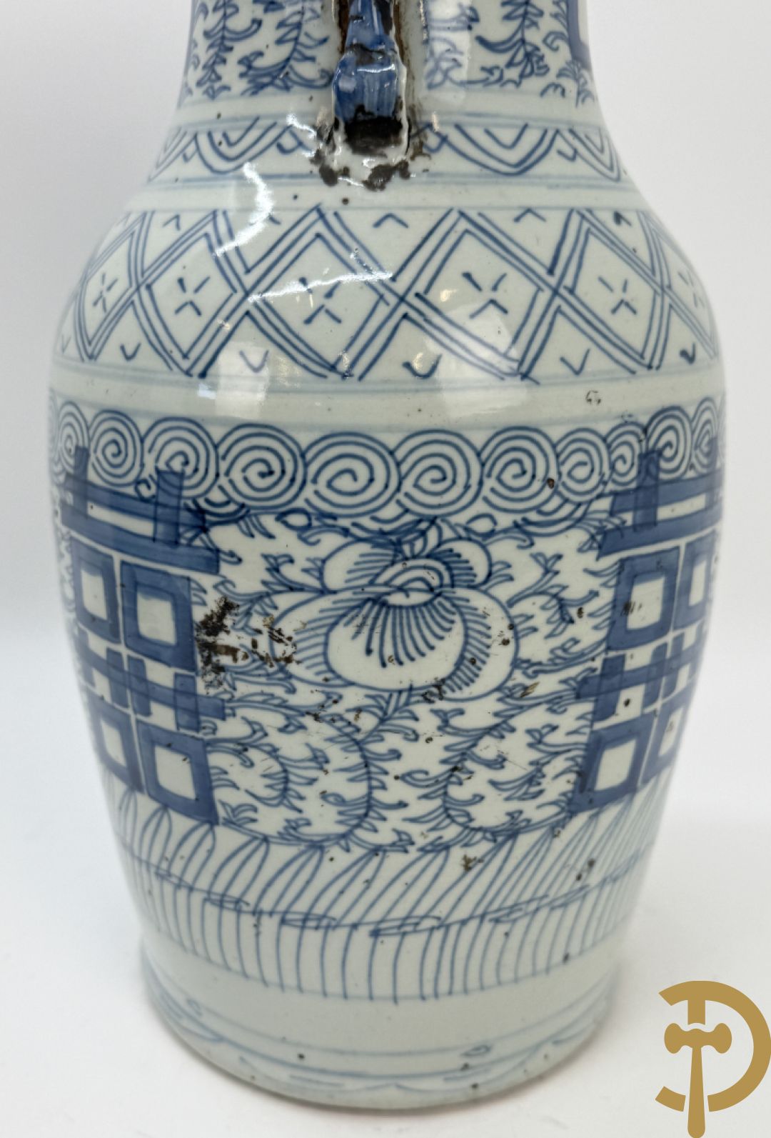 Paar blauw/witte Chinese porseleinen vazen met tekens en accanthusranken, 19e