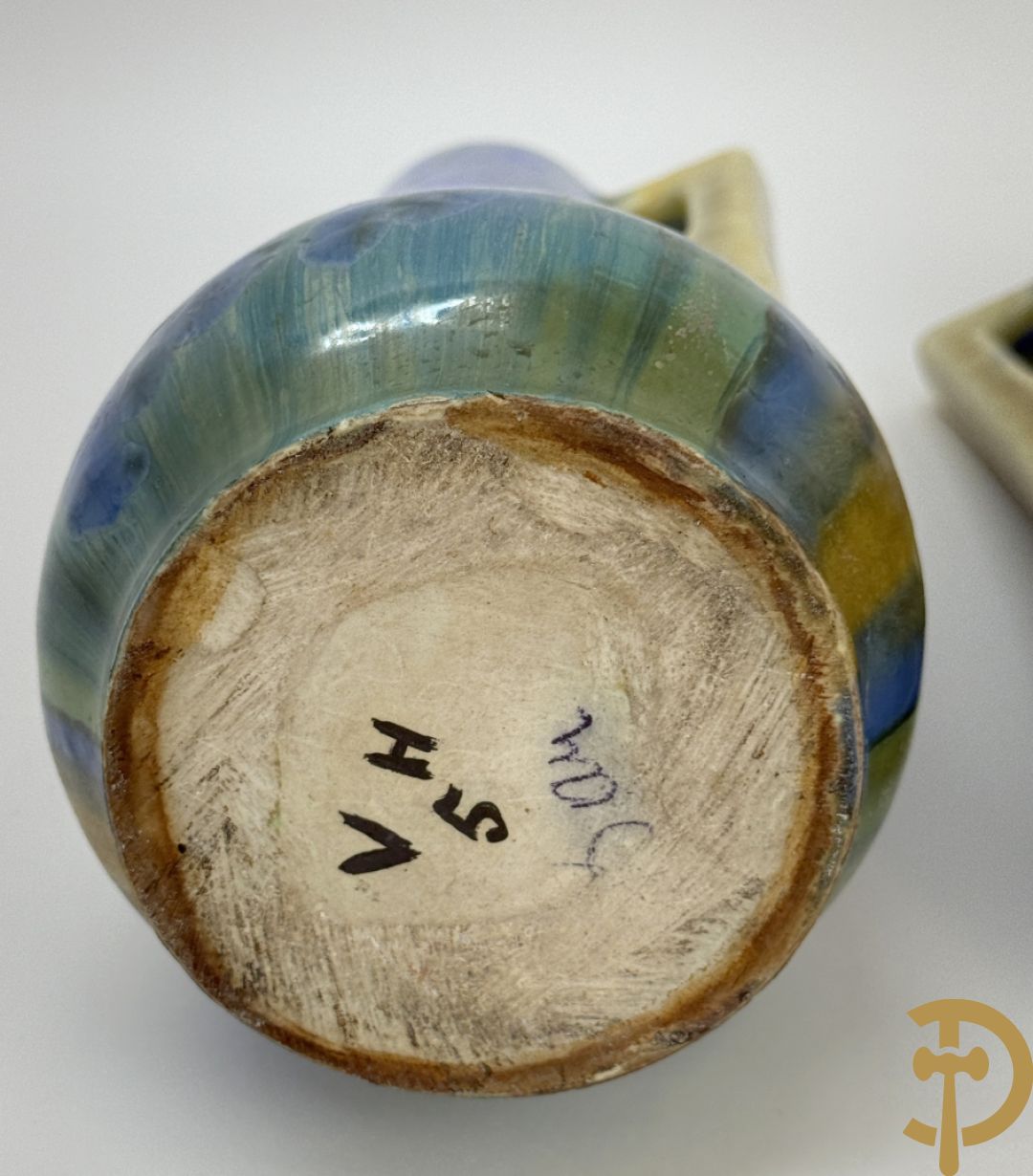 Paar Art deco vazen in meerkleurige keramiek, Pierrefonds (Oise streek), onderaan getekend V H