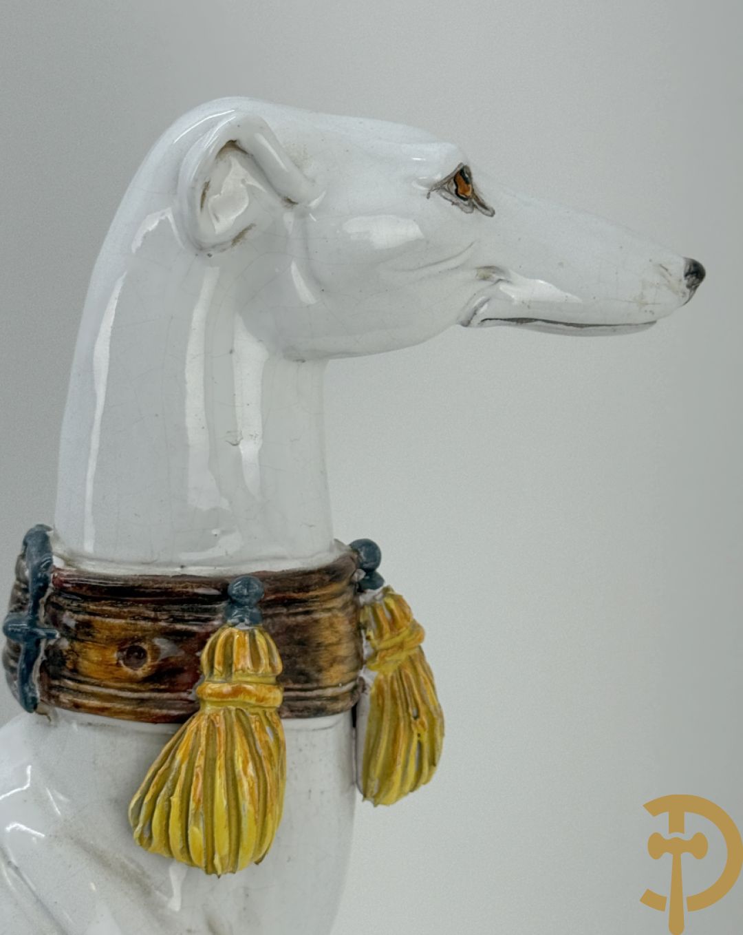 Italiaanse keramieken neergezeten witte windhond op kussen