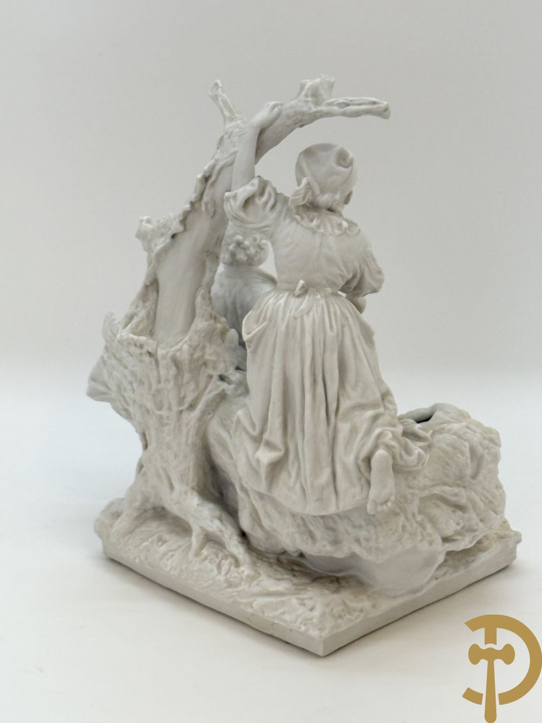 Ongetekend, witte biscuit van jongen en meisje bij boomstronk