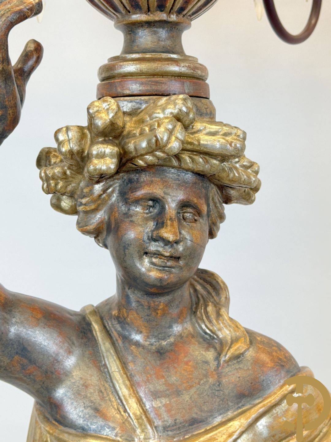 Paar gepolychromeerde dames op sokkel, bekroond met achtarmige kandelaar met lichtpunten en bellen, Italiaans, jaren 