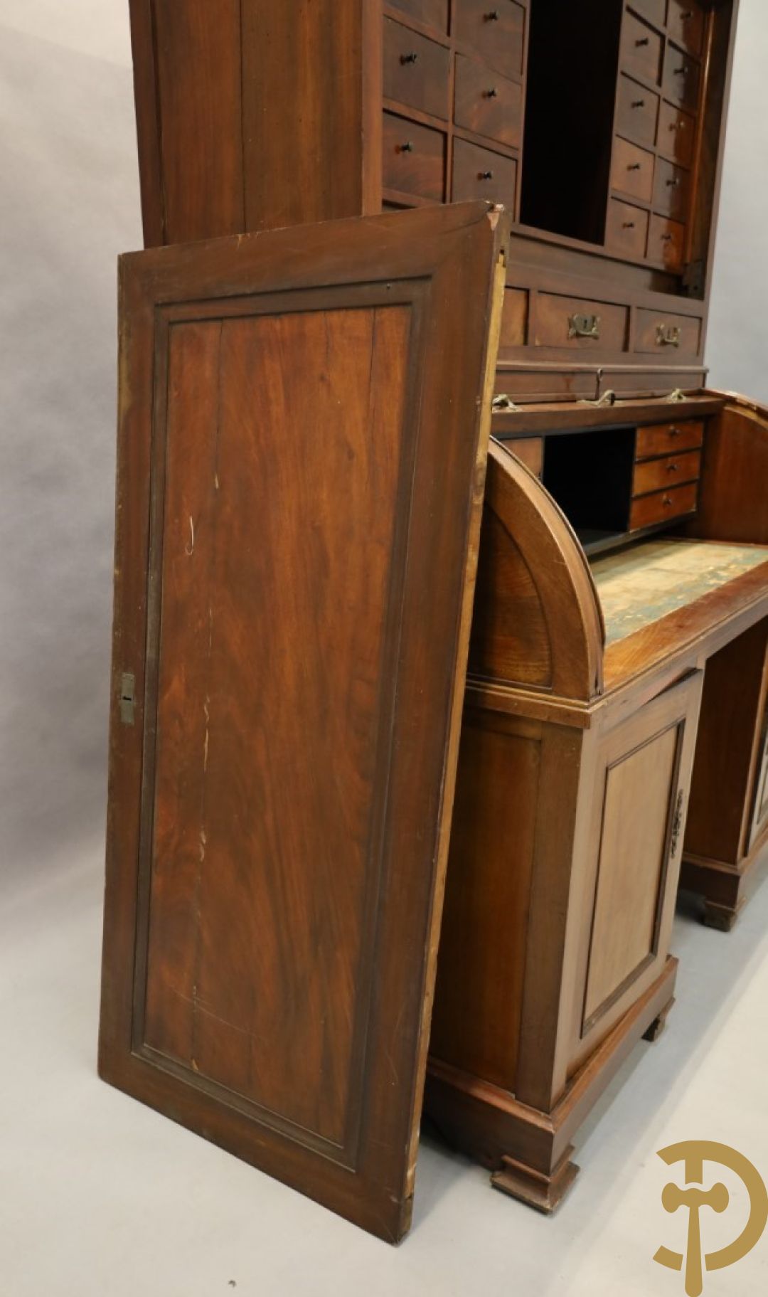 Imposant notelaren cilinderbureau met bovenbouw met ingemaakte lades, cilinderklep en uittrekbaar schrijfblad - drie deuren onderaan - 19e