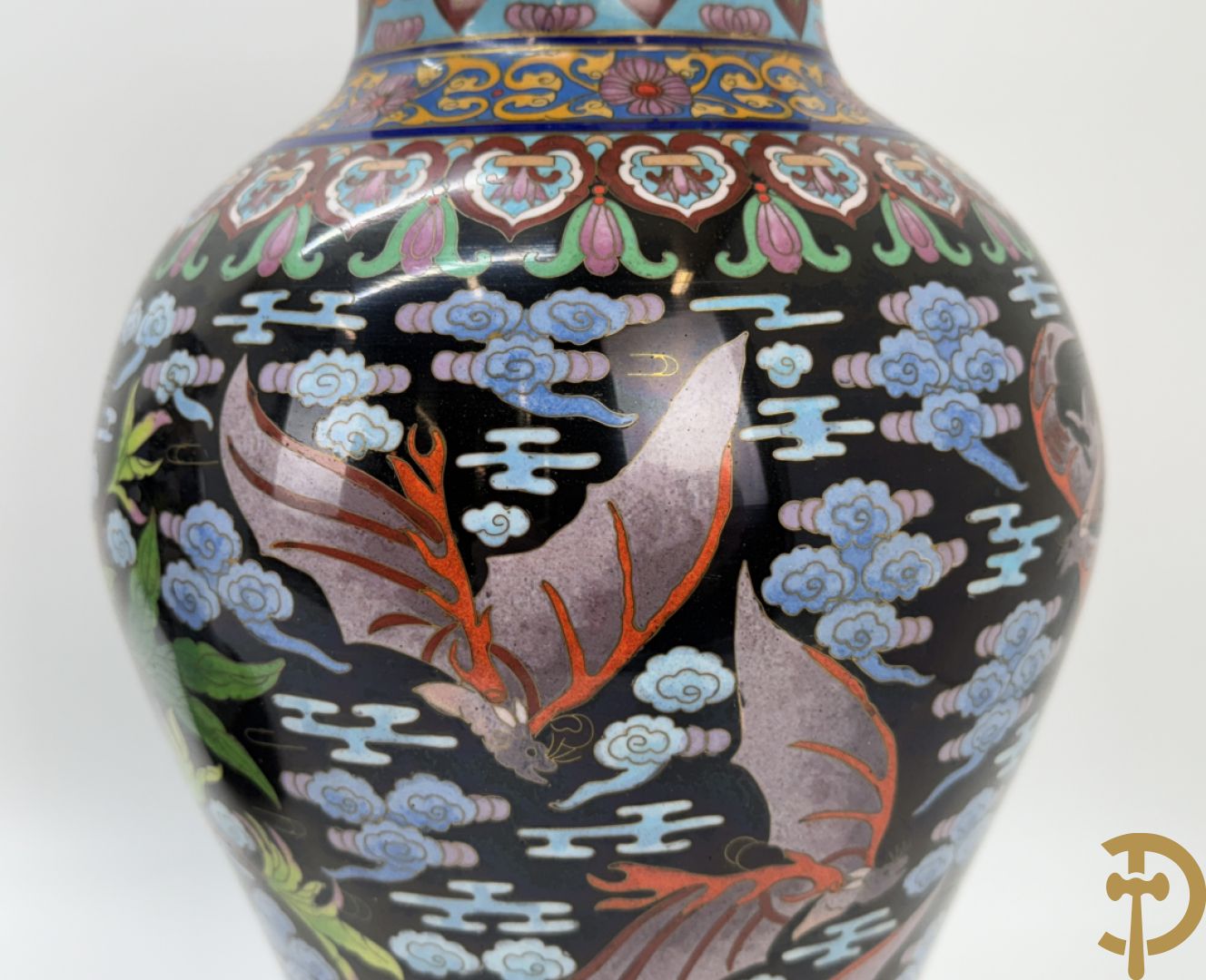 Paar cloisonévazen met bloemen en vogeldecor op zwarte fond - op houten sokkel