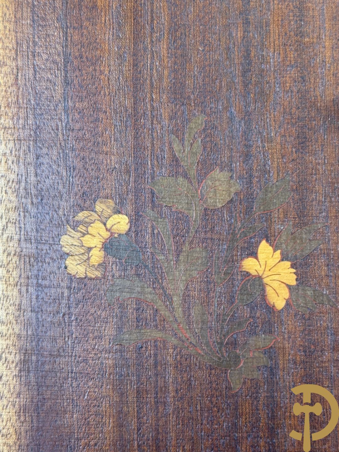 Notelaren pendule met bloemenmarquetterie en bronsbeslag, bovenaan bekroond met bronzen figuur - met bijhorende sokkel in notelaar met bronsbeslag