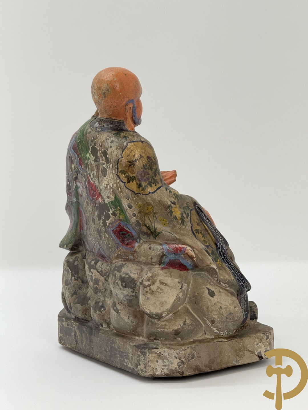 Houtgesculpteerde en gepolychromeerde zittende Aziatische wijsgeer