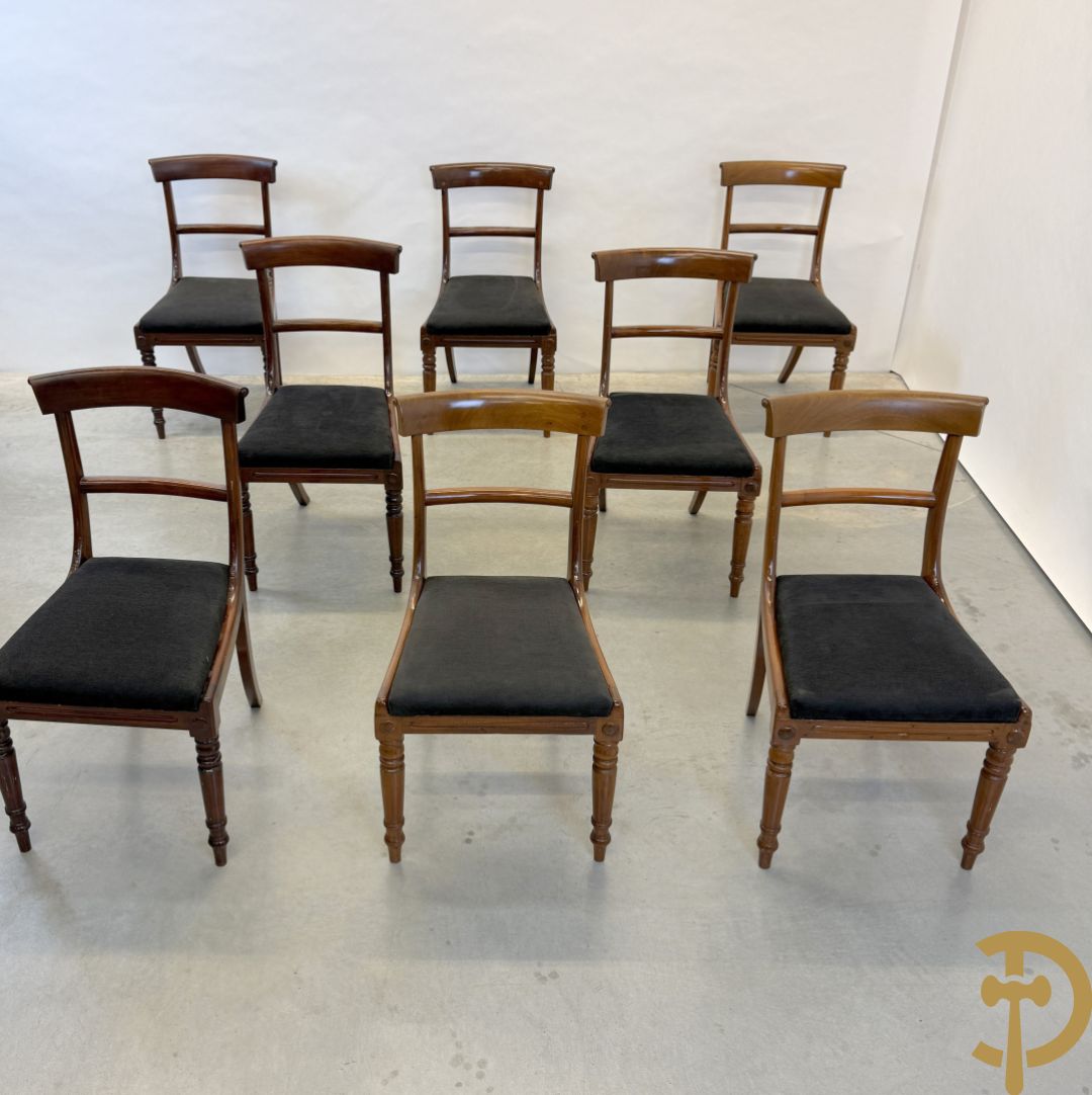 Set van 8 notelaren gondelvormige stoelen