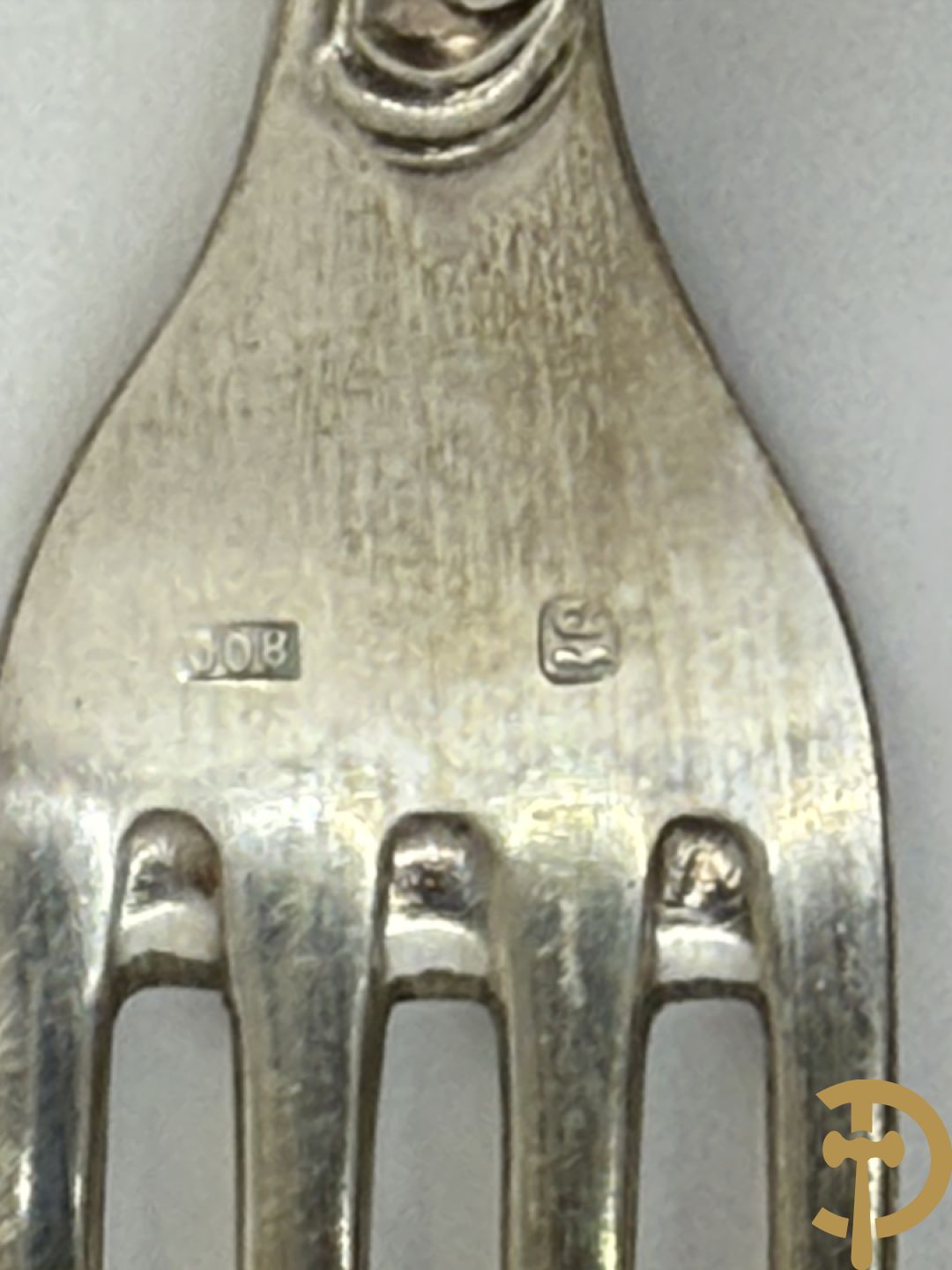 Massief zilveren bestek met Louis XV motieven bestaande uit 12 soeplepels (72 gram per stuk), 12 vorken (78 gram per stuk), 12 messen, 12 dessertvorken (47 gram per stuk), 12 dessertlepels (40 gram per stuk), 12 dessertmessen, 12 koffielepels (22 gram per stuk), slacouvert, taartschep en suikertang