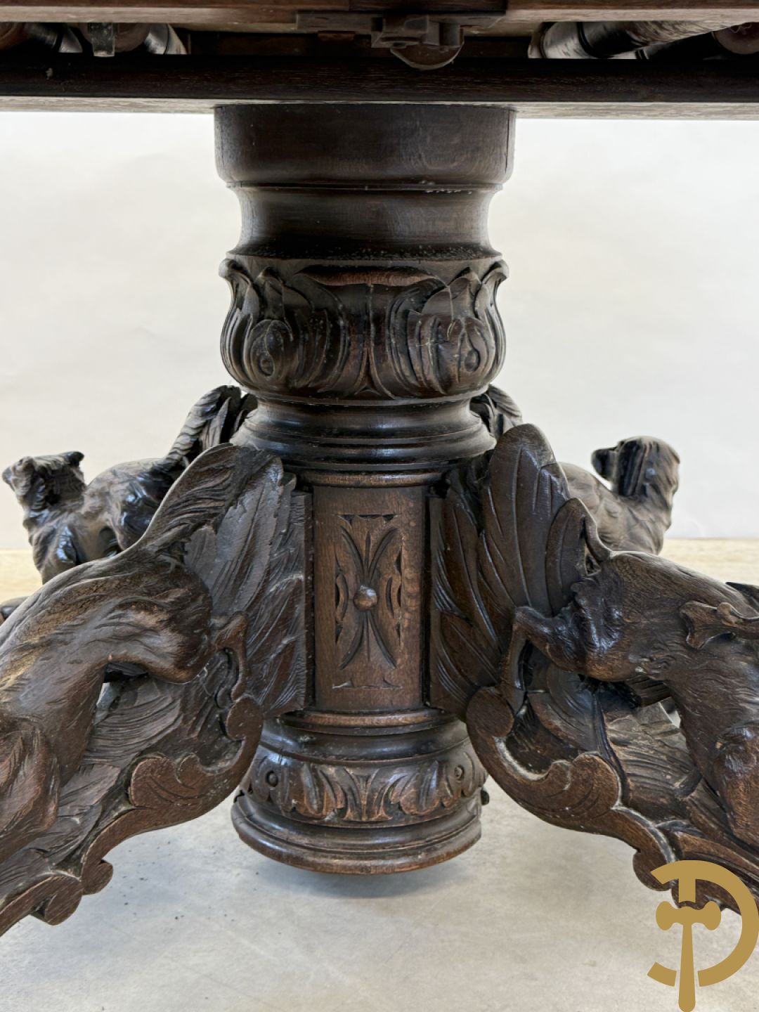 Eiken ovale jachttafel met 4 verschillende dieren + zes stoelen met canage op getorste poten (verschillende modellen)