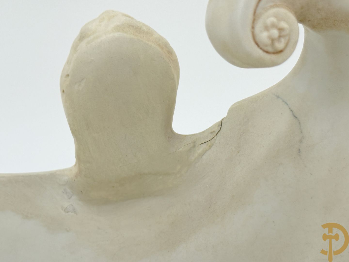 Biscuit beeld met leeuwen trekkende een open koets, getekend onderaan