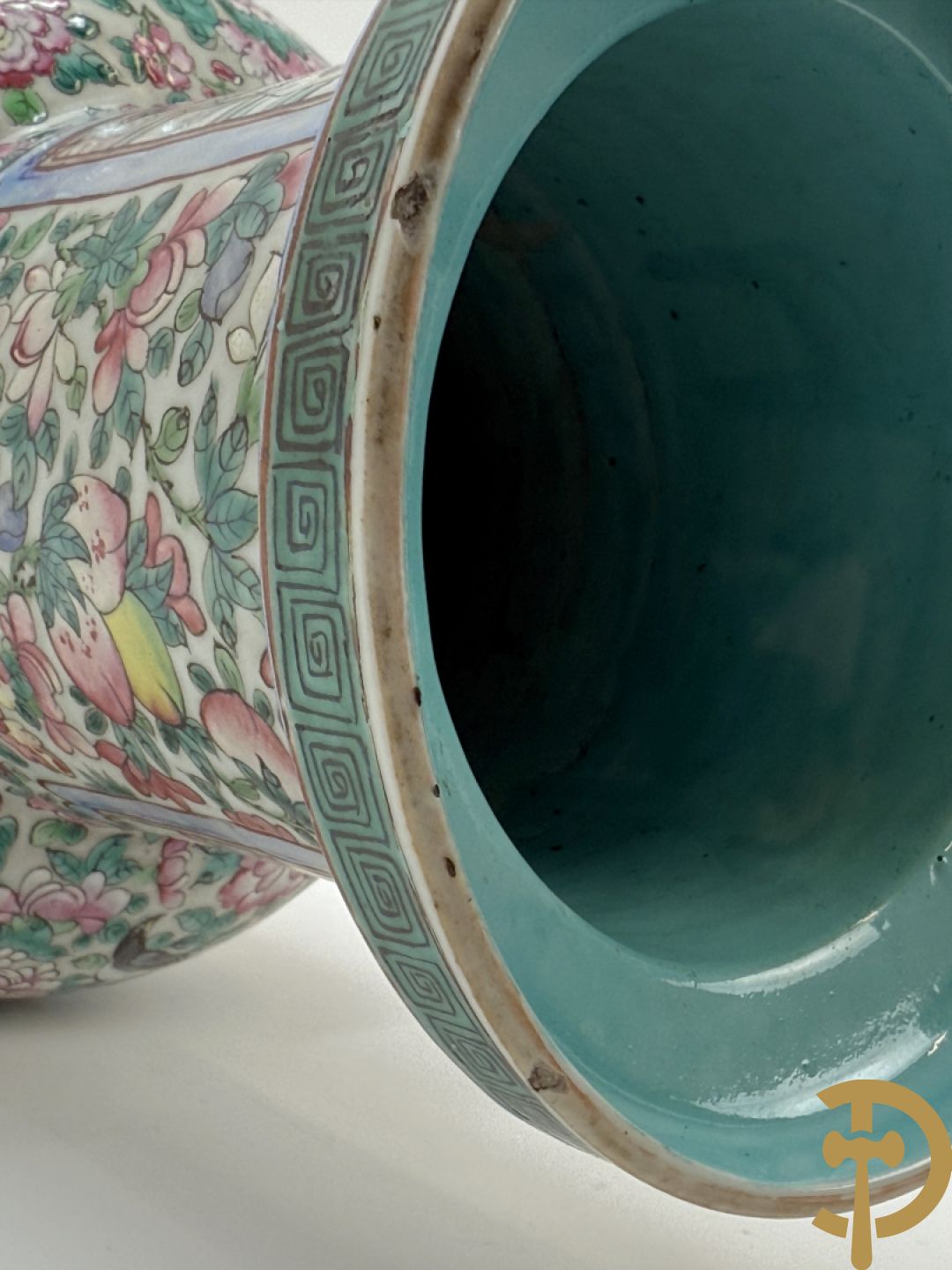 Chinese porseleinen vaas met geanimeerd decor en fond van bloemen, Kanton 19e