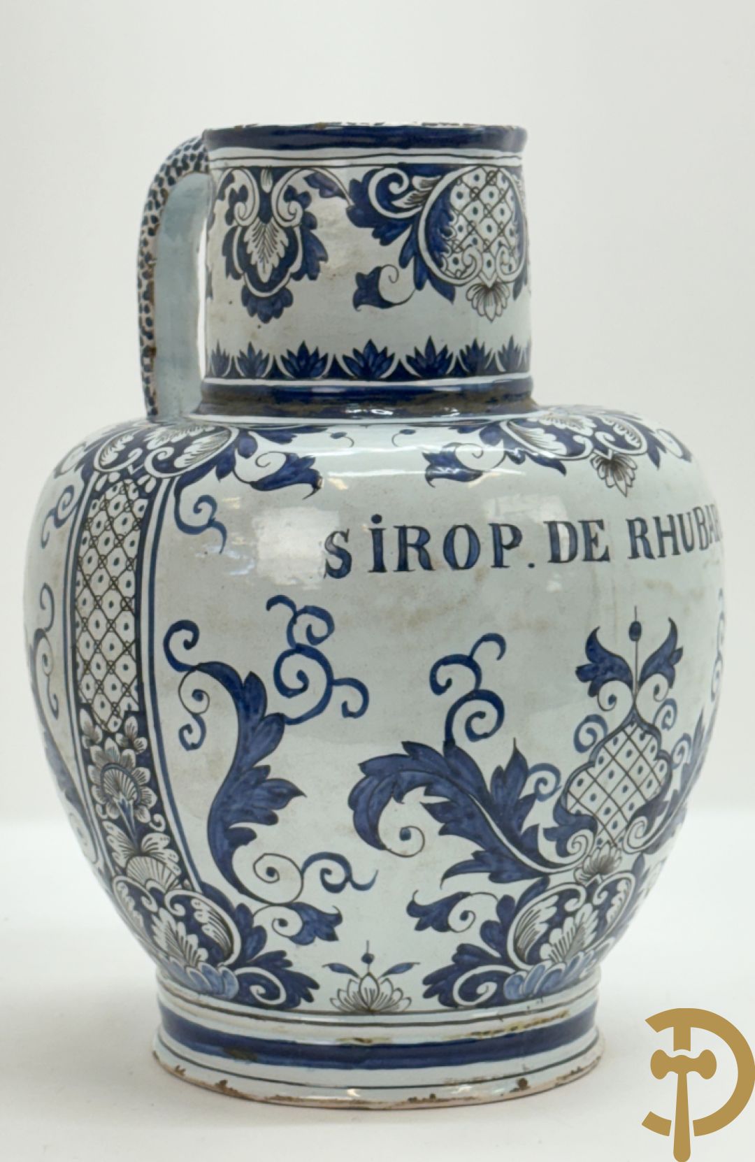 Schenkkan in Delftse faience, Sirop de rubarbe