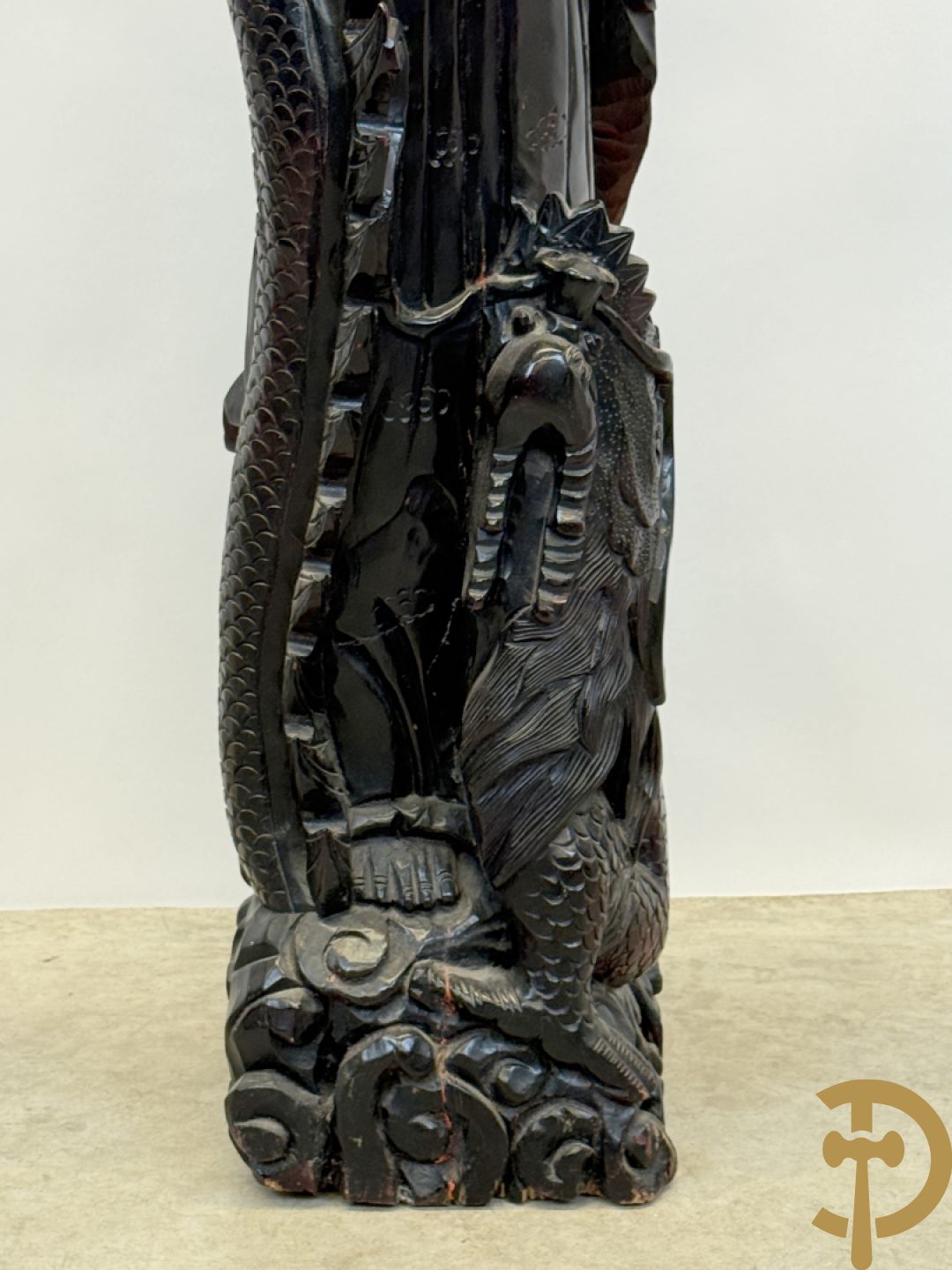 Aziatische houtsculptuur van Guanying met lotusbloem en drakenfiguur aan de voet