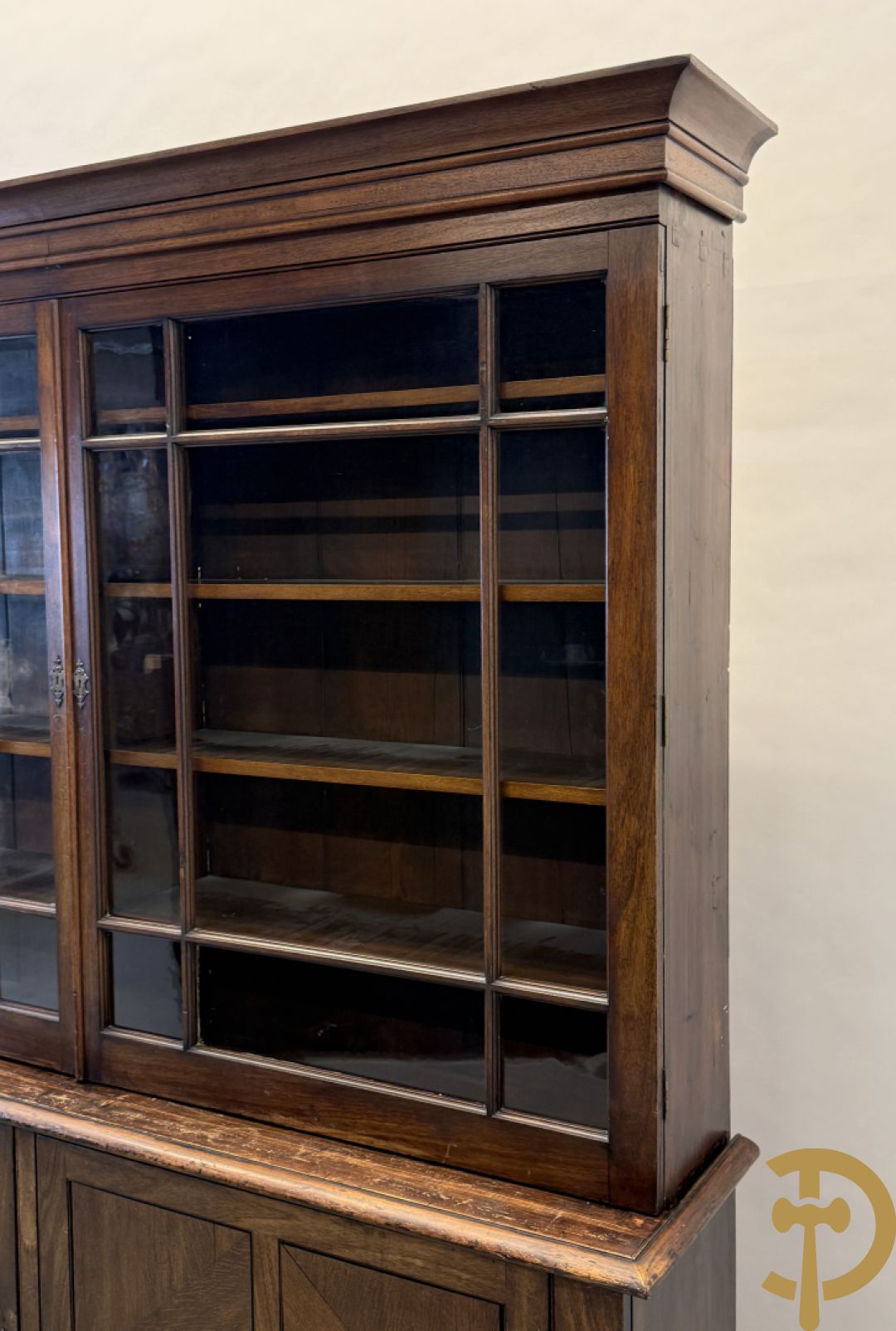 Grote kast met tweedeursvitrine bovenaan en beneden met 2 gesloten deuren - combinatie van eik, mahonie en notelaar