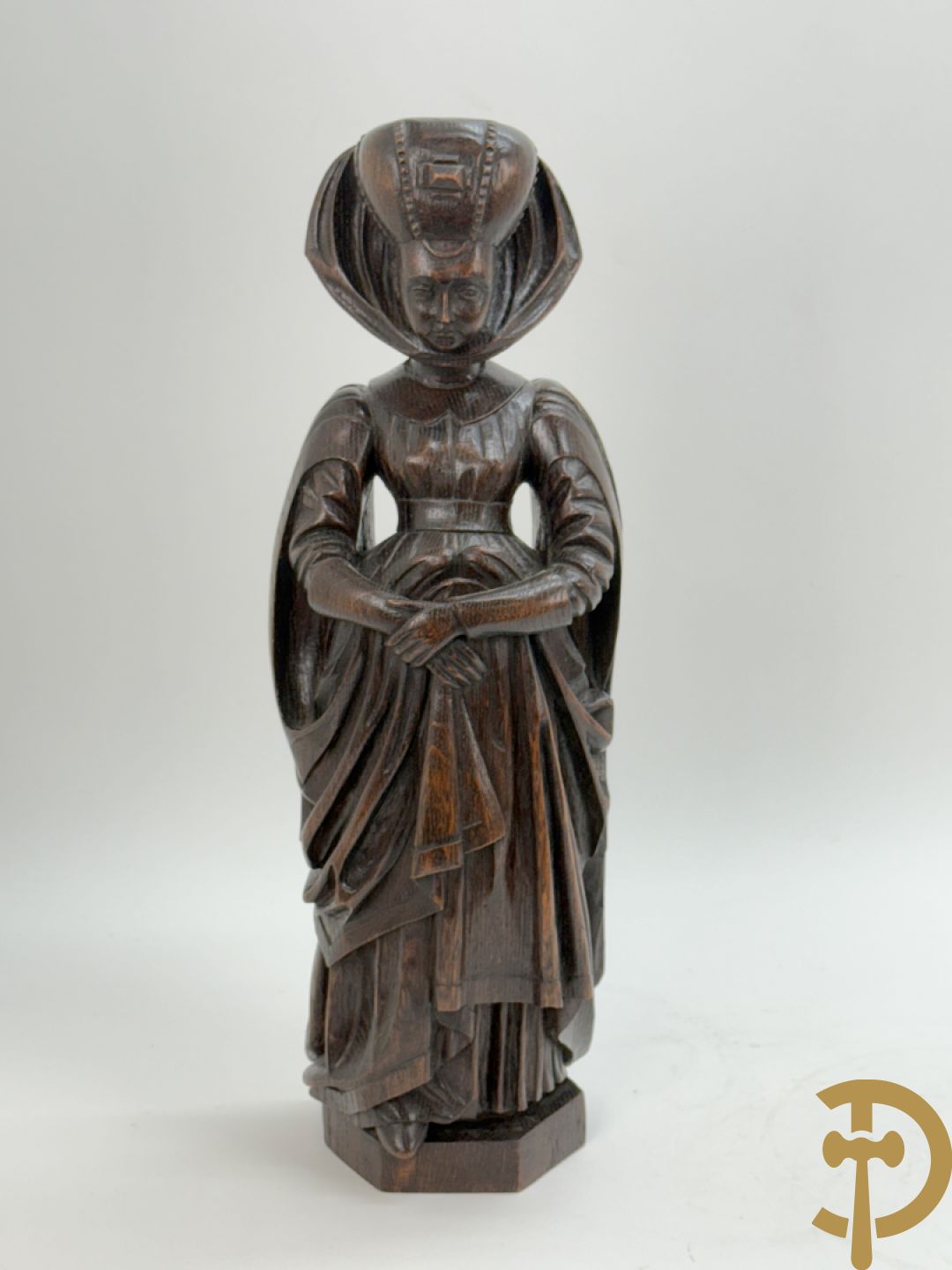 Houtgesculpteerd beeld van dame Pleurans