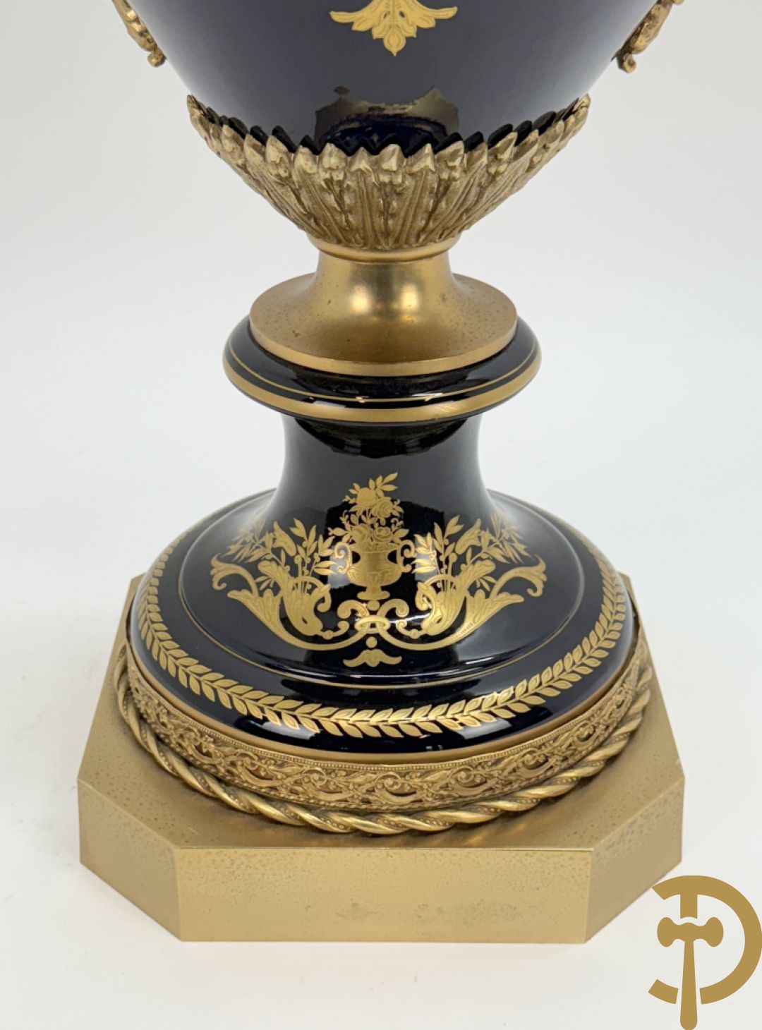 Onleesbaar getekend rechts onder, Sèvres stijl vaas met dubbel decor van romantische genrescène en landschapsscène, met bronzen ornamenten bezet